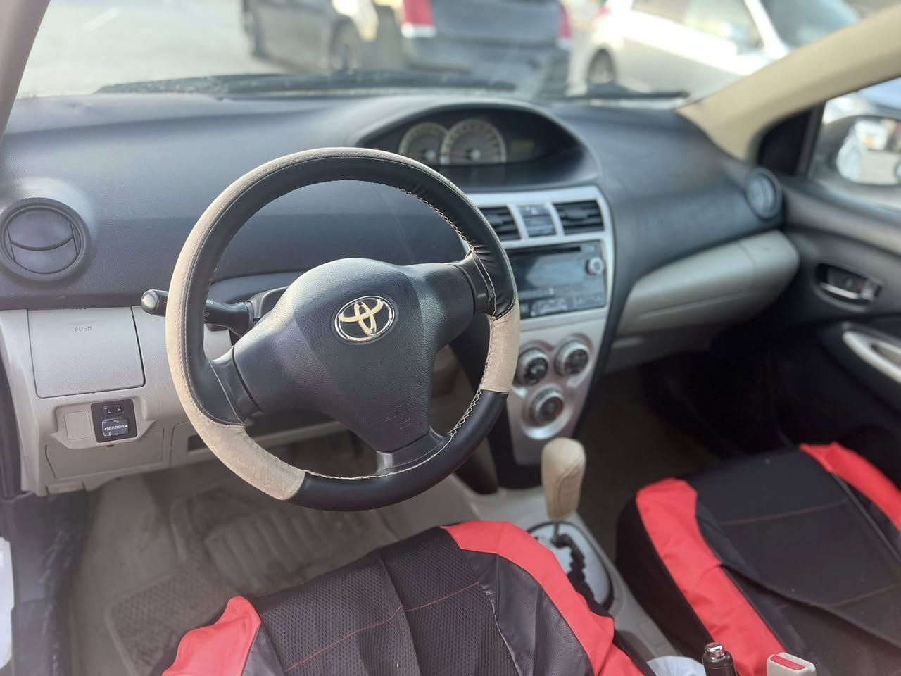 تويتا يارس
براوه 
٢٠٠٩ 
گير تؤماتيك
ته بريد سارد وگه رم
سه رف و دوكه ل و بوخاري نيه 
چوار تايه ي لؤك
چركه ي تيدانيه 
مالي فه قيره 
به نزين هه رناخوات 
زؤر به هه لمه ت و به كيشه 
ليدراوي نيه 
شوين قلادزي 
***********
