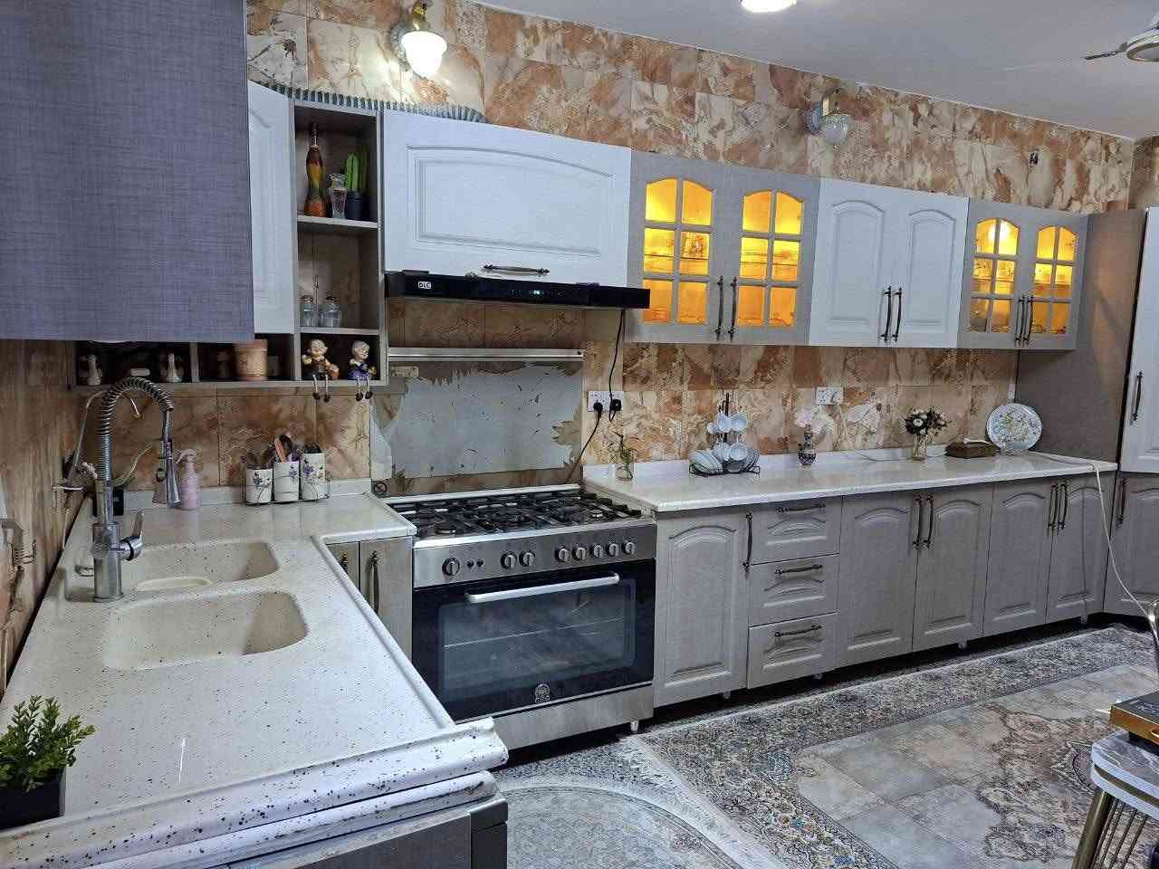 السلام عليكم كاونتر للبيع خشب درجه اولى مع مجمده حجم كبير مع طباخ نوعيه ممتازه الغراض نظيفه جدا الاتصال على الرقم *********** السعر على الخاص
