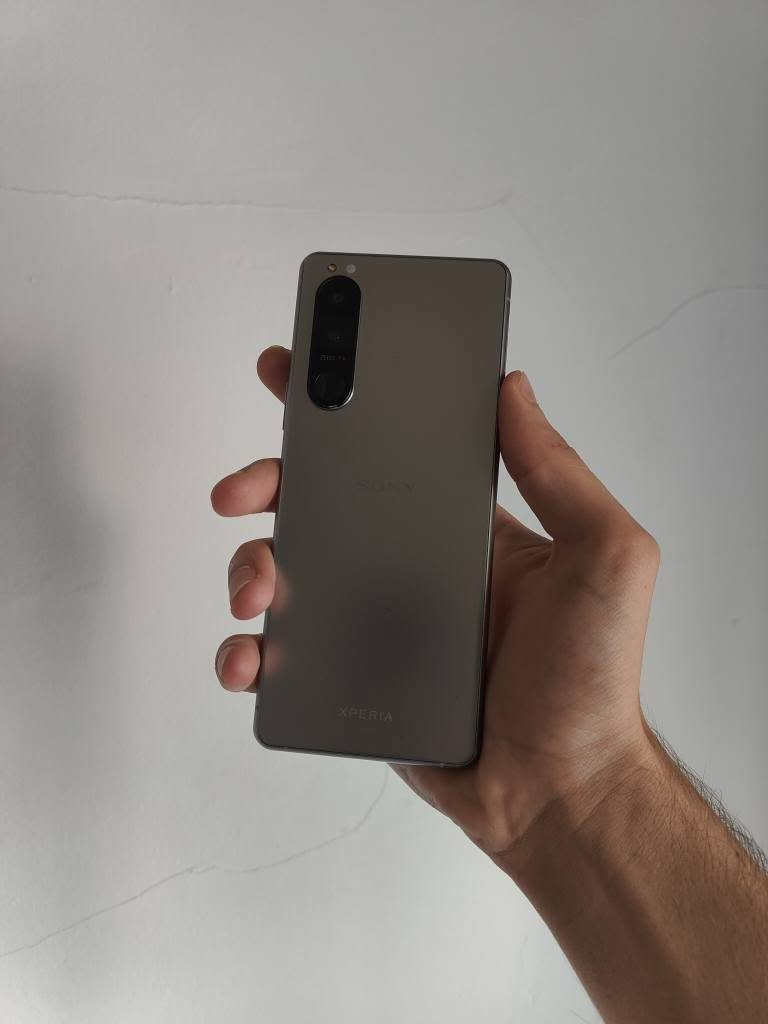 Sony 5 mark3
 دۆکۆمۆنـــیـــە
%٩٧خاوین بێ عەیب 
تەنها شاشەی تەبعی هەیە  بەس لەرەنگی سپی دەرەکەوێ

ڕام 8+8 و 128گێگا
١سیم  .شوین میمۆری هەیە
snapdragon 888
شاشەیەکی جوانی olid 1blion collor  ١٢٠هێرتزی زۆر جوانی هەیە
پاتری 4500
نرخ: 130 هەزار قفل
*********** 📞 دخان, السليمانية
