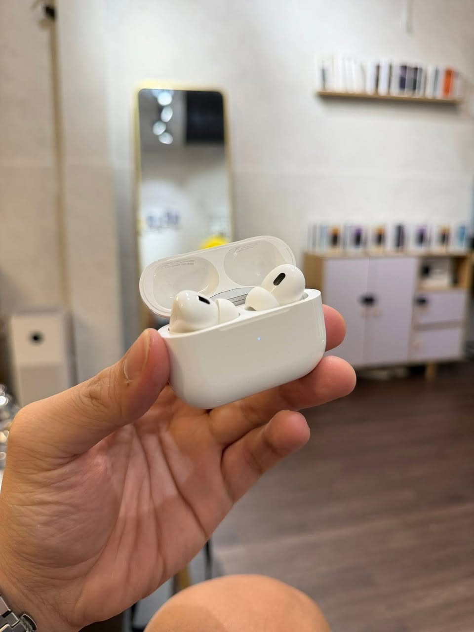 Air pods pro 2 اصلية بالة 
وصول حاوية جديدة Air pods pro 2 , نظافة 100% قطع كلش نظيفة ، اصلية شرط الفحص قبل دفع ، لازالت بضمان شركة ابل ، استيراد علي إكسبرس ( بدون كارتون ) 
كله شغالة شحن ممتاز بطارية قوية تقاوم ثلاث أيام ، مايكات ممتازه 
قطع محدودة جدا بنظافة 100%
البيع مستعجل بسبب وصول حاوية جديدة 25 الف وتسوى اكثر ، سعرها الحقيقي يعبر ال 150 الف 
حجز واتس اب فقط فقط ***********
