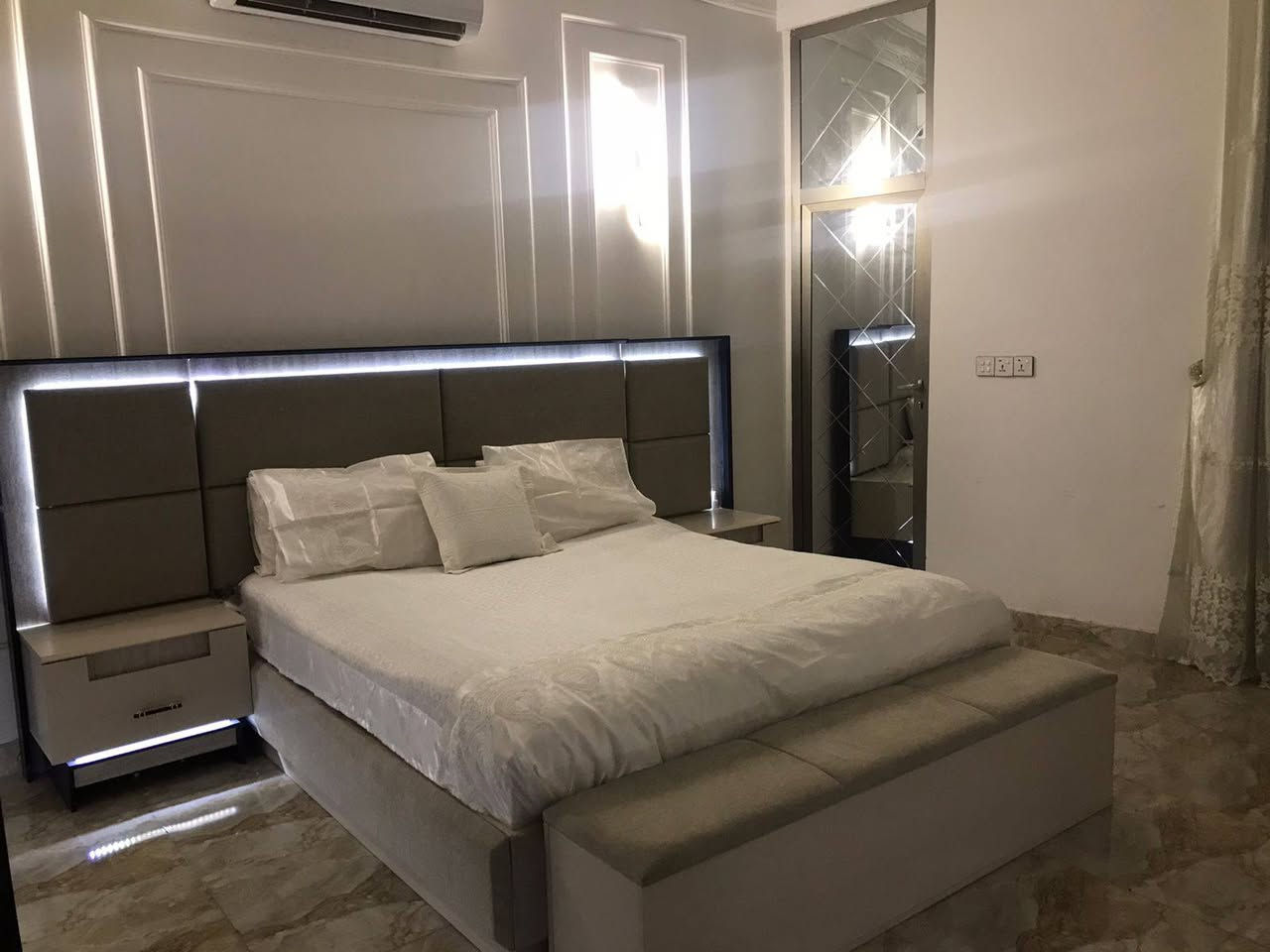 السلام عليكم بيت للبيع مساحته 191 متر طابو زراعي سند 25 طابقين الطابق الاول غرفة نوم سويت هول مفتوح على الصاله مطبخ وصحيات وطارمه وحديقة والطابق الثاني غرفة نوم سويت وبيتونه بناء حديث درجه اولى منطقة زوير الغربي شارع أسواق مارينا تفاصيل اكثر مكتب حكيم عبدالله للعقار والمقاولات *********** بي واتساب أو خاص موجود
