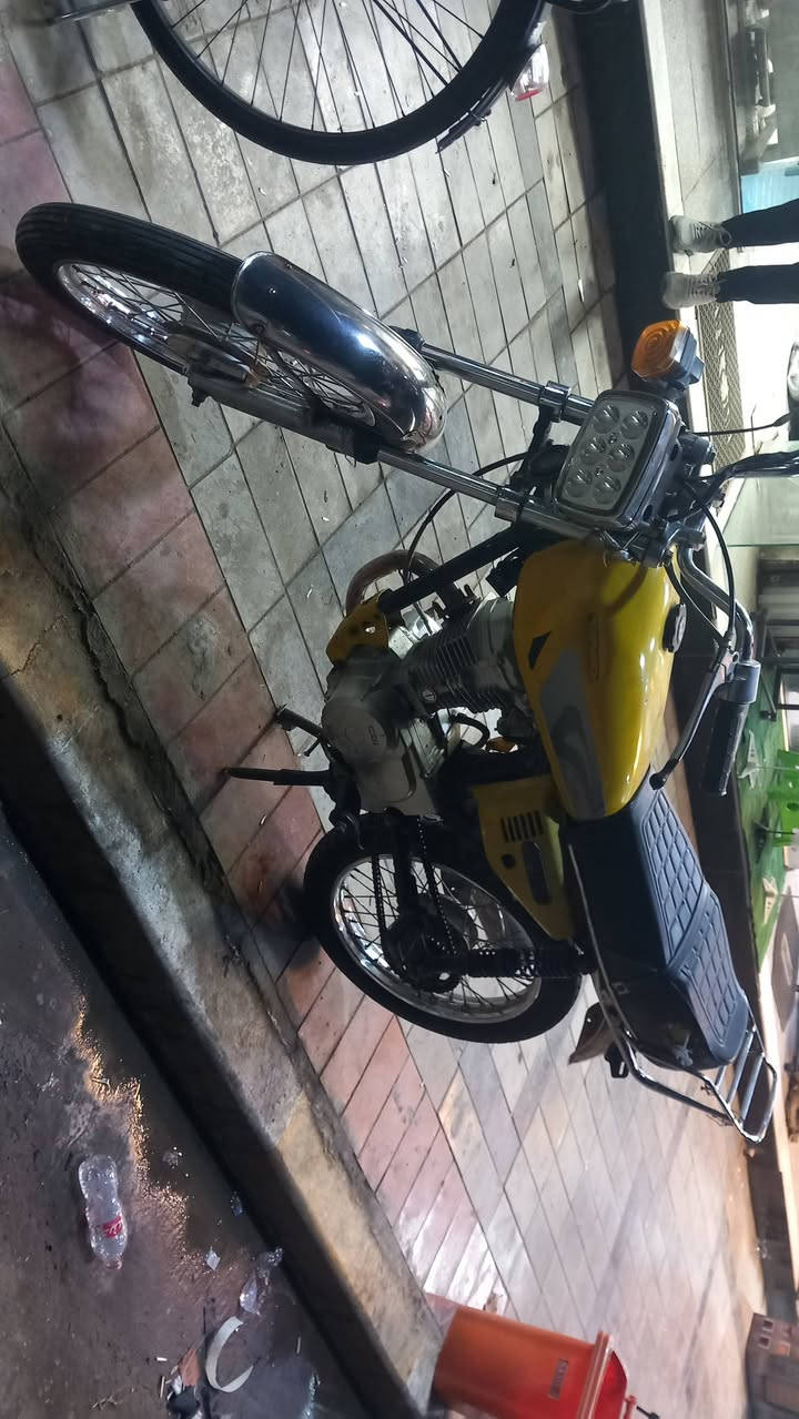 دراجة ايرانية بدون
موجودة بالعمارة مكفولة عشائري ما بيها نقص كير مكينة مكفولات كهربائيات شغالة 
السعر ٥٥٠
***********
