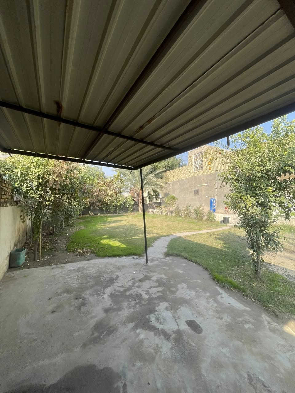 السلام عليكم بيت بناء حديث كامل  للبيع المساحة الكلية 650م  الحديقة 350م ومساحة البيت 300 البيع حسب رغبة المشتري يريد البيت مع الحديقة او فقط البيت المكان حلة حي جميلة بيت ابو ملاك  ***********
