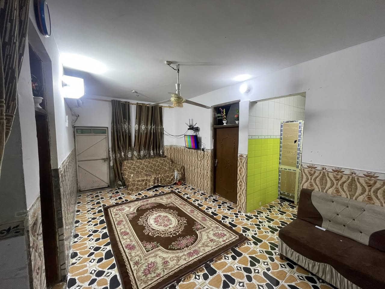 السلام عليكم بيت ل بيع
🔹 المساحة: 190 متر  
🔹 البناء: طابق ونصف  

✨ التفاصيل:
- غرفة نوم بالطابق الأرضي  
- صالة مريحة  
- استقبال (مجلس)  
- مطبخ حار + مطبخ بارد  
- طرمة  + ترك ع طول البيت بشكل حرف L
- حمام داخلي + حمام خارجي  
- صحيات خارجية  

📍 الموقع على الخريطة:
https://waze.com/ul/htjb530ddu

📞 للاستفسار: (***********)

🔥 بيت مرتب وموقعه مميز وقريب من كل الخدمات –  مجاري ماء كهرباء وبلديه تفتر
