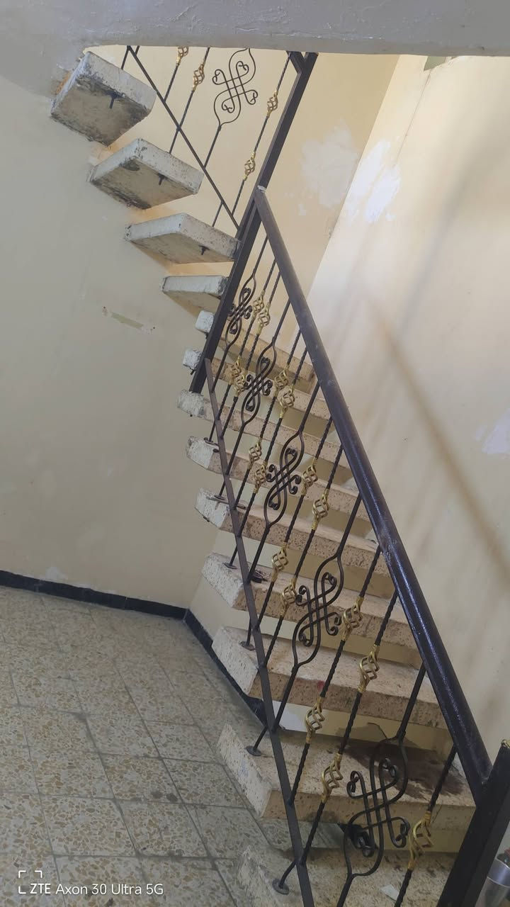 بيبان خشب العدد 3باب ستقبال طلاقه وربع  30سانتيم لاعرض لارتفاع مترين عرض الباب 90 والرتفاع مترين العرض 73والرتفاع مترين باب مدخل 3عرض والارتفاع مترين ونص محجر درج طواله 14بايه باب ريسي 3متر لارتفاع مترين ***********
