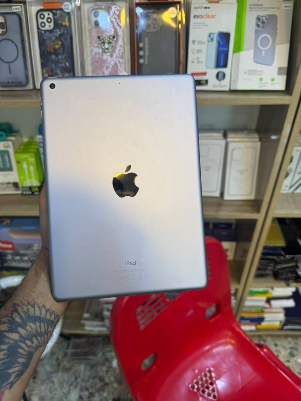 السلام عليكم Apple iPad 5th Generation, clean device, original factory settings, memory 128للستفسار وتساب ***********
