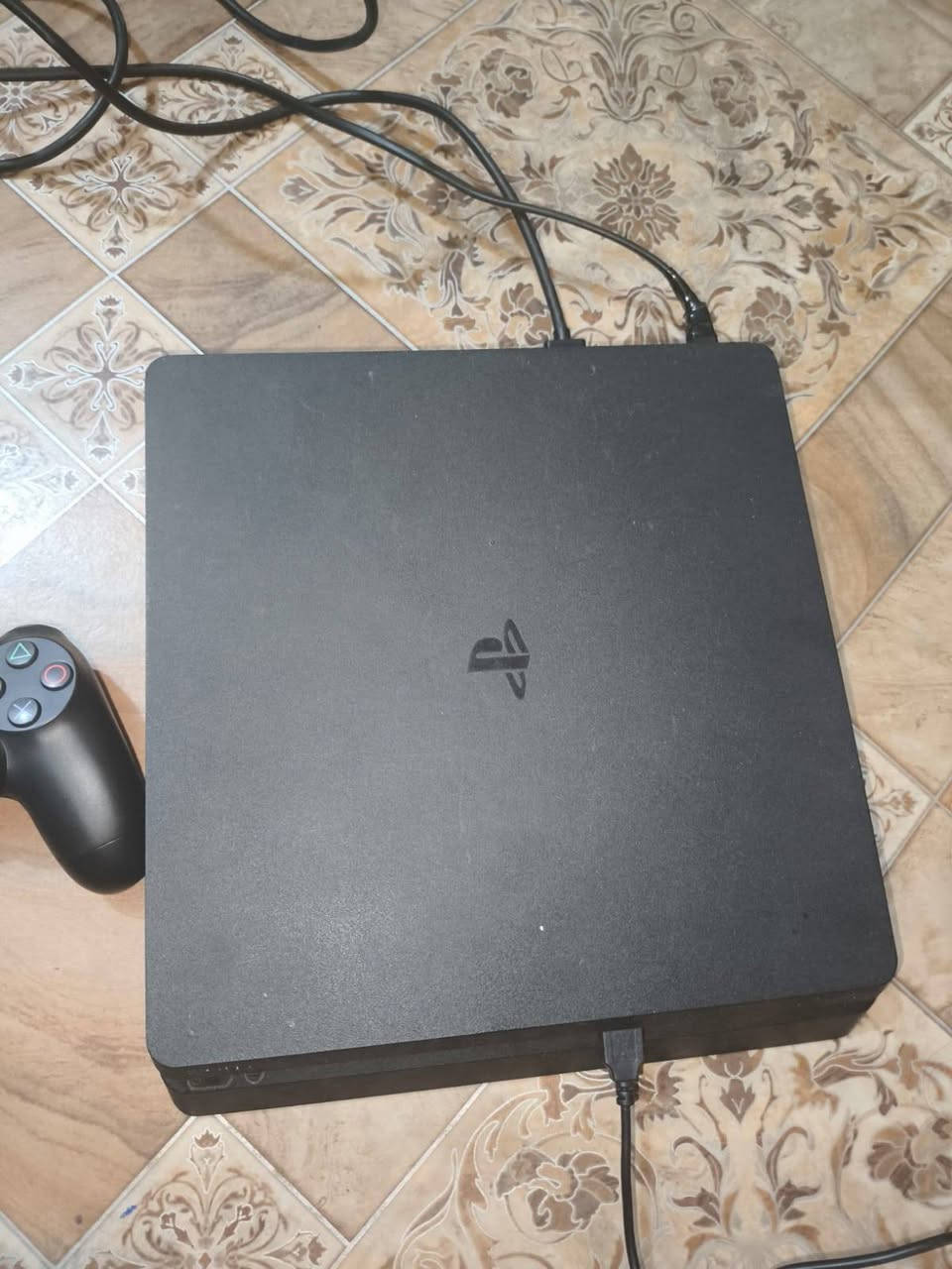 سلام عليكم البيع بلي 4سليم مهكر بي 10لعاب وفيفا 25 نضيف كما موضح ويا يدتين وحدا شغاله وثانيه بيه عطل خفيف السعر تصل أو راسلني وتساب  الشراي يتصل مكاني بصره زبير ***********
