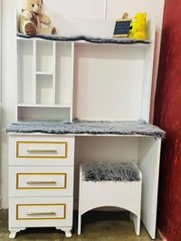 للبيع مكتبه مع طابوريه  نضافه ١٠٠٪؜ السعر ١٣٠وبيها مجال  ٠٧٨١٦٨٨٦٨٦٤