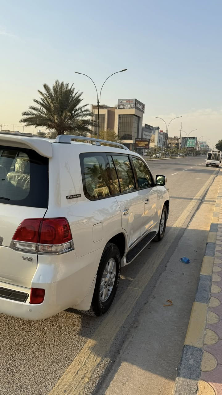 بسم الله لاندكروز ستينية اصل 2011 مكفولة من الصبغ والتبديل كير مكينة مكفولات بيها بس باردات ثنين صغار على كد شبر ماشية 192000 وقابل للزيادة السعر 335$ للتواصل ***********
