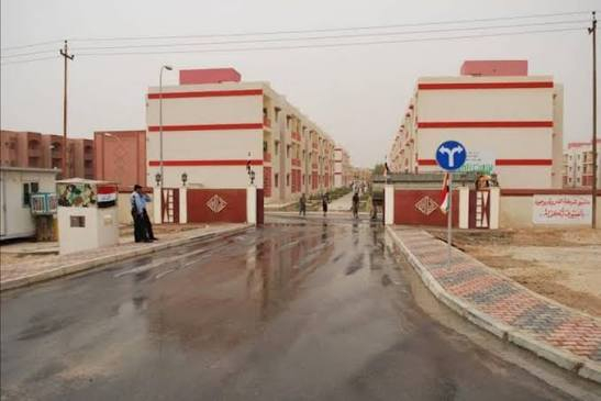 شقة ارضية للبيع في مجمع الحيدرية في الحر مقابل المستشفى التركي بالضبط. 
التفاصيل: 
مساحة الشقة 80 متر. 
صالة 5*3 مع تواليت. 
غرفتين مع حمام وتواليت وبالاخير مطبخ. 
السعر 45 مليون قابلة للتفاوض.
باقي اقساط الشقة تدفع لدائرة الاسكان بمبلغ 175 الف شهرياً ..تكون المكاتبة مع المستفيد الاخير من الوحدة السكنية ويكون مالك الوحدة السكنية شاهد على المكاتبة ويتعهد بنقل ملكية الشقة في حال تسديد كامل اقساطها. 
المبلغ المتبقي للدولة تقريباً 26 مليون. 
المجمع يحتوي على اسواق ومخضر ومدرسة ابتدائية وخدمات كاملة وطوارئ المستشفى التركي مفتوحه 24 ساعة خاف الك نية تتخربط فماراح تحير بروحك.. الطواري عبور الشارع حتى لو دقلات هم توصل. 
للراغبين بالاستفسار الاتصال علي الارقام التالية 
***********
***********
