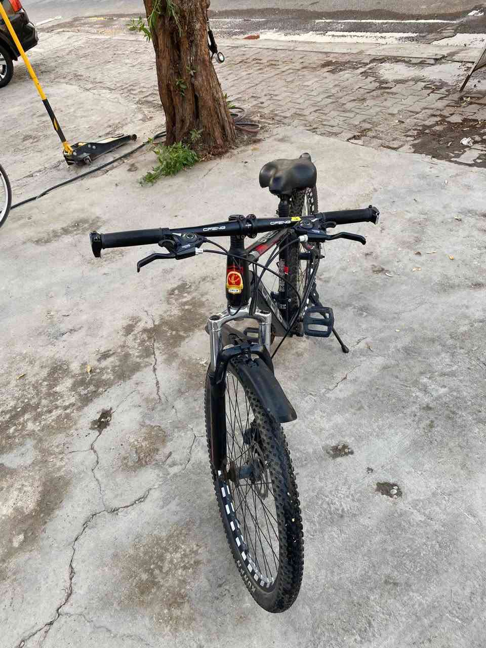 بايسكل جبلي للبيع 🚲🔥
دبلات شغاله ⛓️
بريكات هيدروليك 🛠️
يحتوي على 10 كير 
7 خلفي 
3 امامي 
كلشي بلادي نظيف ولا شخطه بي
نوع البايسكل صيني اصلي وليس صيني تجاري ومن ارقى البايسكلات الصينيه
((البايسكل مستعمل شهر واحد فقط ))
السعر 💸// 185.000
للتواصل/ ***********
ملاحظه🟤// يرجى المراسله واتساب فقط الرقم لا يستقبل مكالمات
