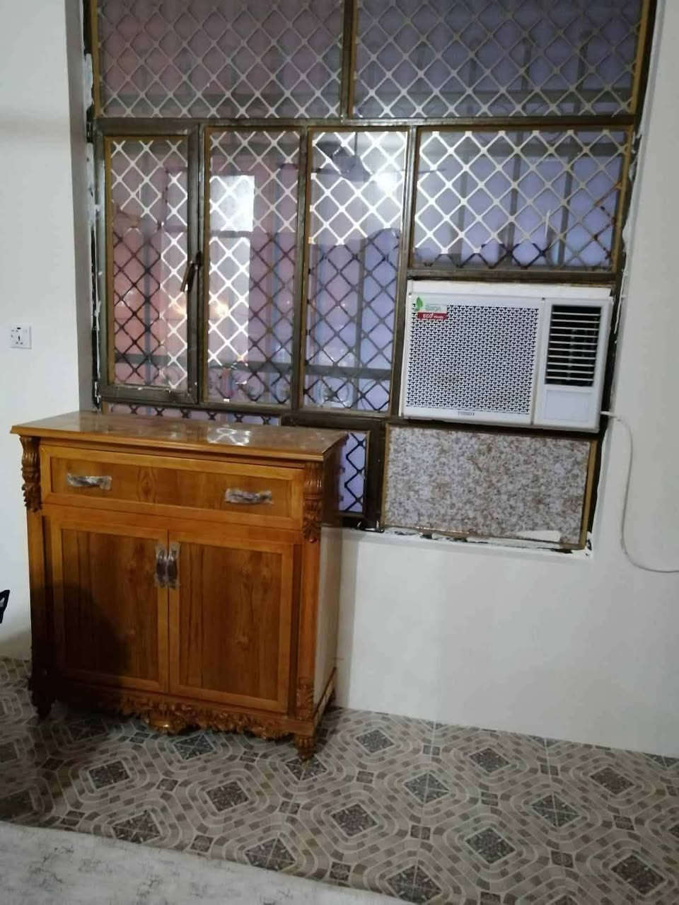 غرفة للبيع جديدة سعر مليونين أو 750 أو بيهة مجال قليل
***********
عنوان شعب
