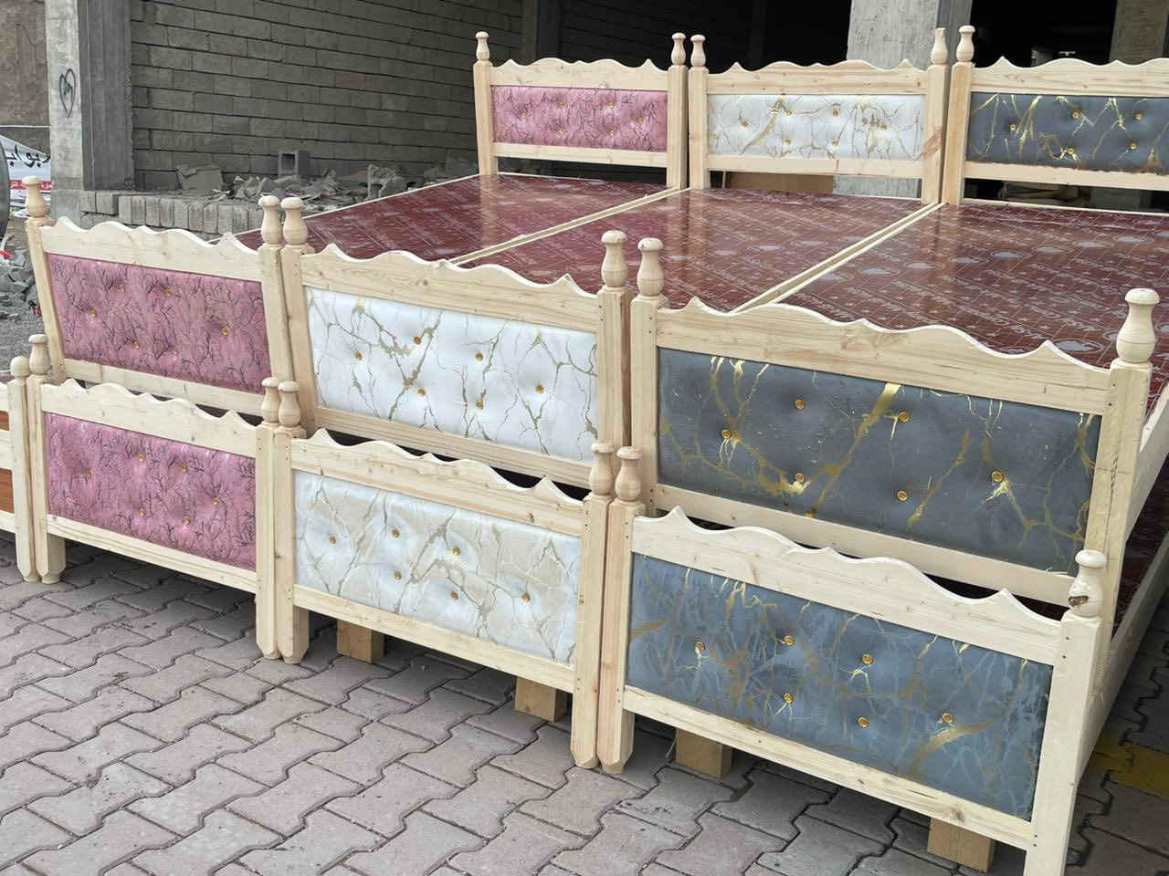 معرض صلاح آلدين للأثاث المنزلي للجمله والمفرد 
وصول وجبه جديده 
سرير خشب عراقي احطاطه خشب بلوك درجه اولى 
متوفر قماش وعادي وخشب cnc نقش 
متوفر جميع الالوان وبسعر جمله 
***********
العنوان تكريت الزهور مقابل كلية تربيه البنآت مجاور تانكي المآء قرب غصن الزيتون
