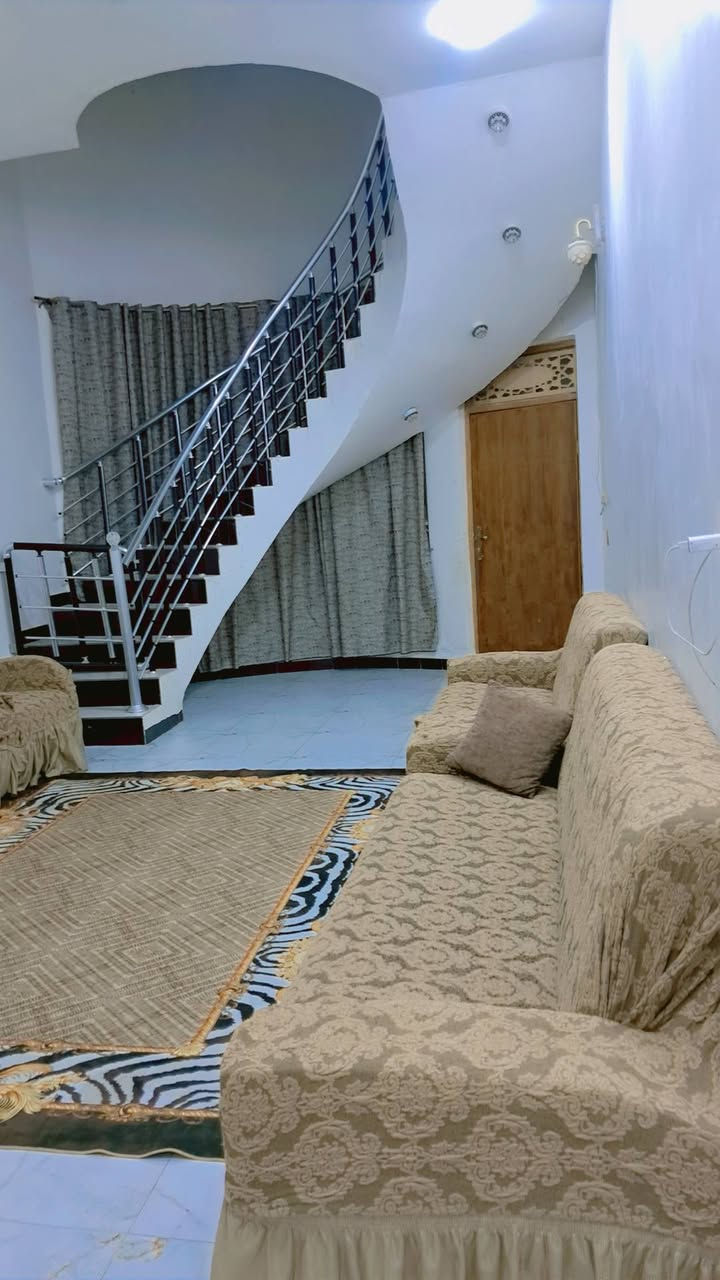 بيت طابو زراعي سند 25 بناء حديث كونكريت المساحة الكلية 600 م
عدد الغرف 2 مساحة الغرفة 5في 4 
استقبال 8 في 4 
صالة 7في 4
مطبخ 5في 4
صحيات 
بيتونه 7في 4
يقع خلف عمارات الزيتون قرب مجزرة المواشي الجديد على الشارع تبليط مع كافة الخدمات للاستفسار الاتصال على الرقم ***********

