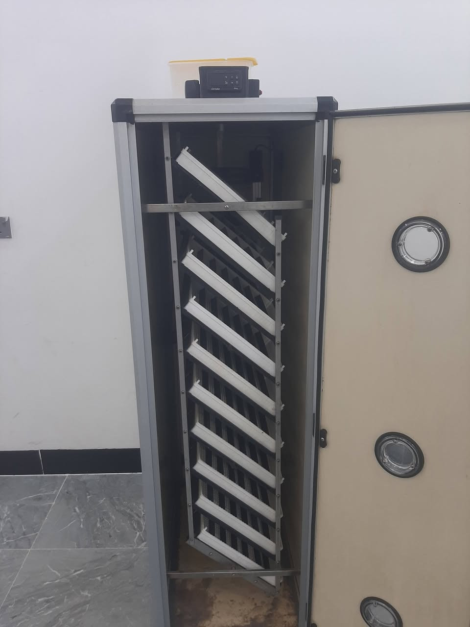 متاح فقاسه جيموكا 700 بيضه  مستعمله شي قليل  نسبه تفقيس ٩٩%وغنيه عن تعريف اخوان الي يريد يتصل او يراسلني خاص 
رقم الهاتف 
***********
         و
***********
المكان صلاح الدين تكريت
