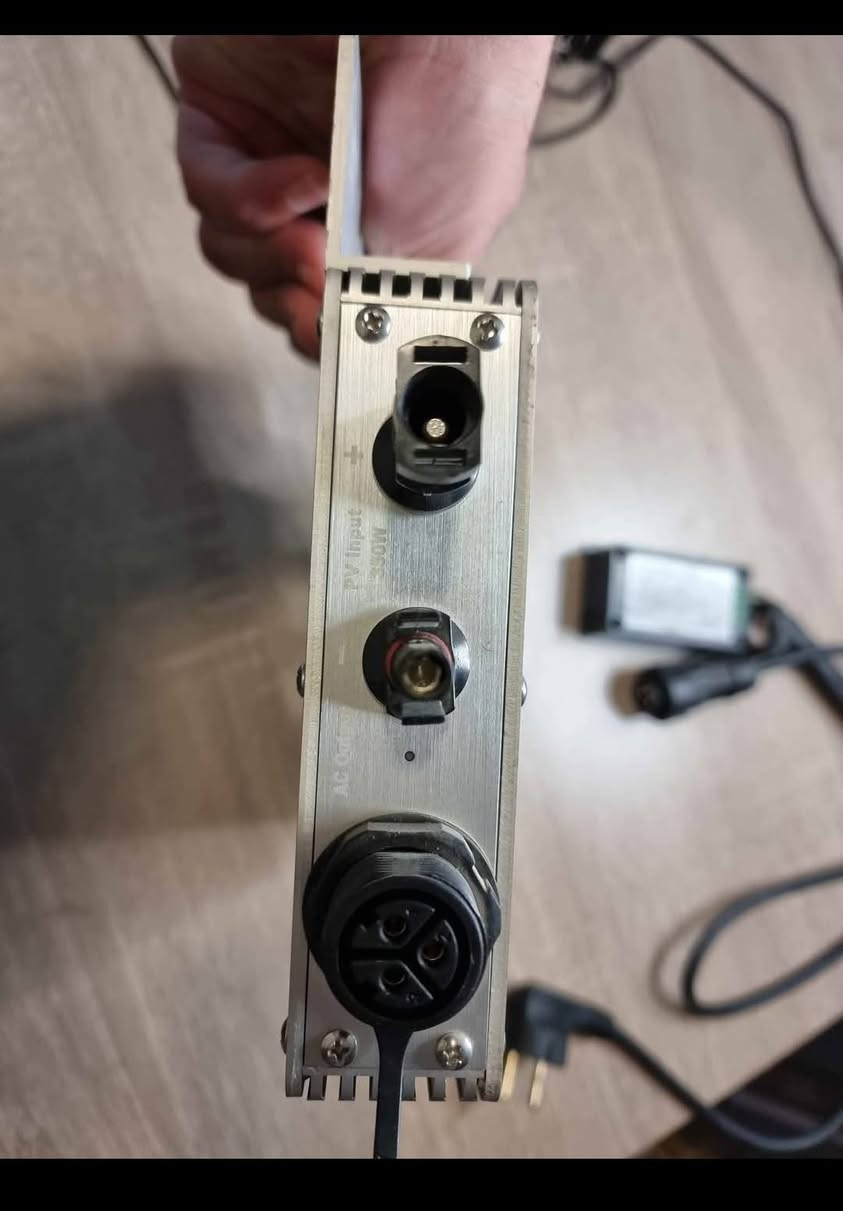 مايكرو انفيرتر 700w مستعمل شهرين كامل ملحقات السعر 50 الف متوفر توصيل


**إذا كنت صاحب هذا الإعلان وتريد حذفه لأي سبب، رجاءا أرسل رسالة إلى الدعم الفني**