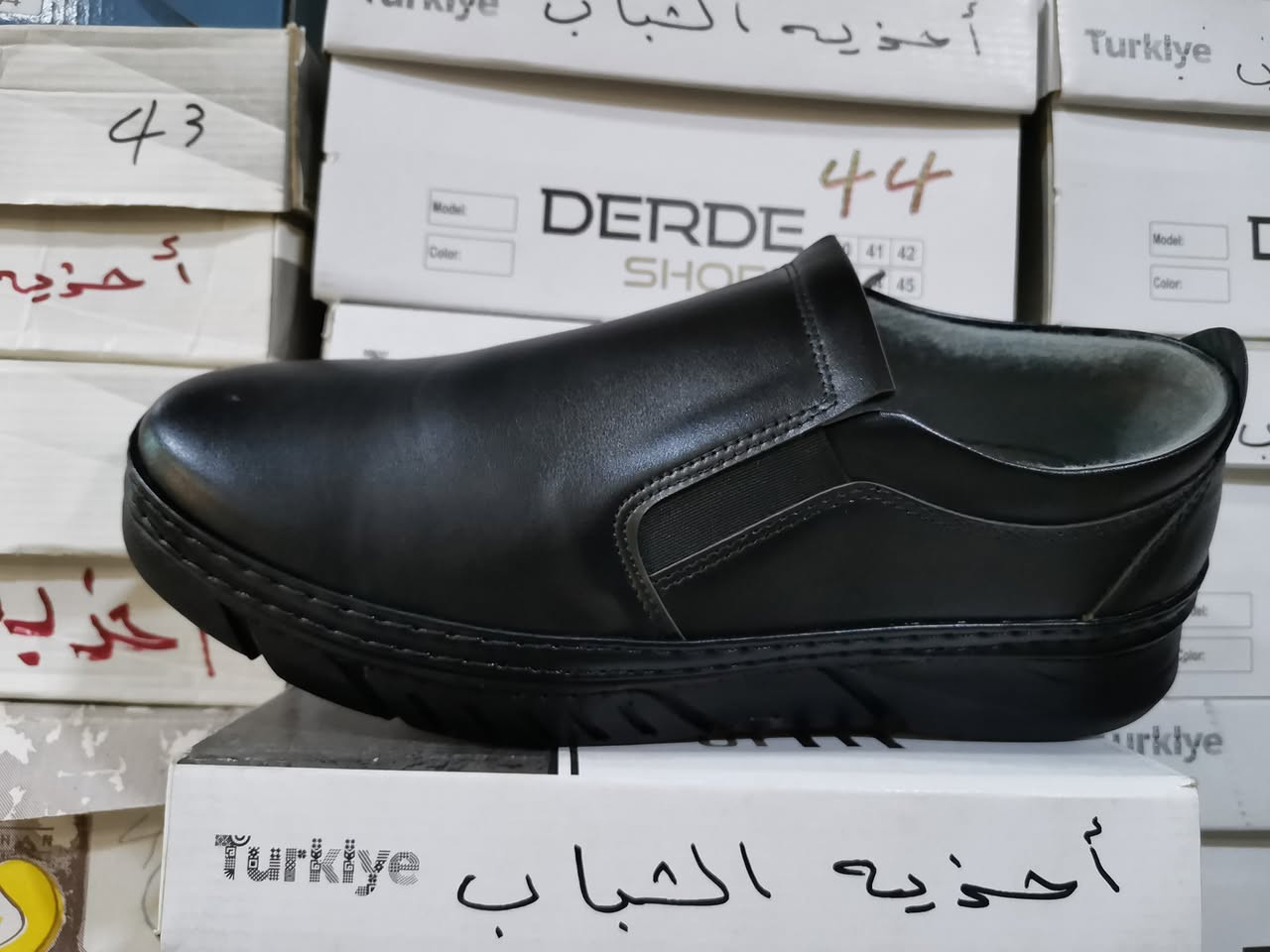 ( احذيه الشباب) عشار حنا الشيخ سعر حذاء 15 الف يتوفر توصيل القياسات من 40 الى 45 وتساب ***********
