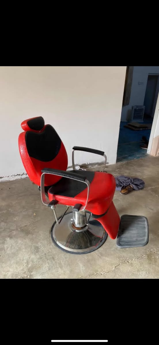 كرسي حلاقة مستخدم شي كلش قليل 
سعر 145

***********
