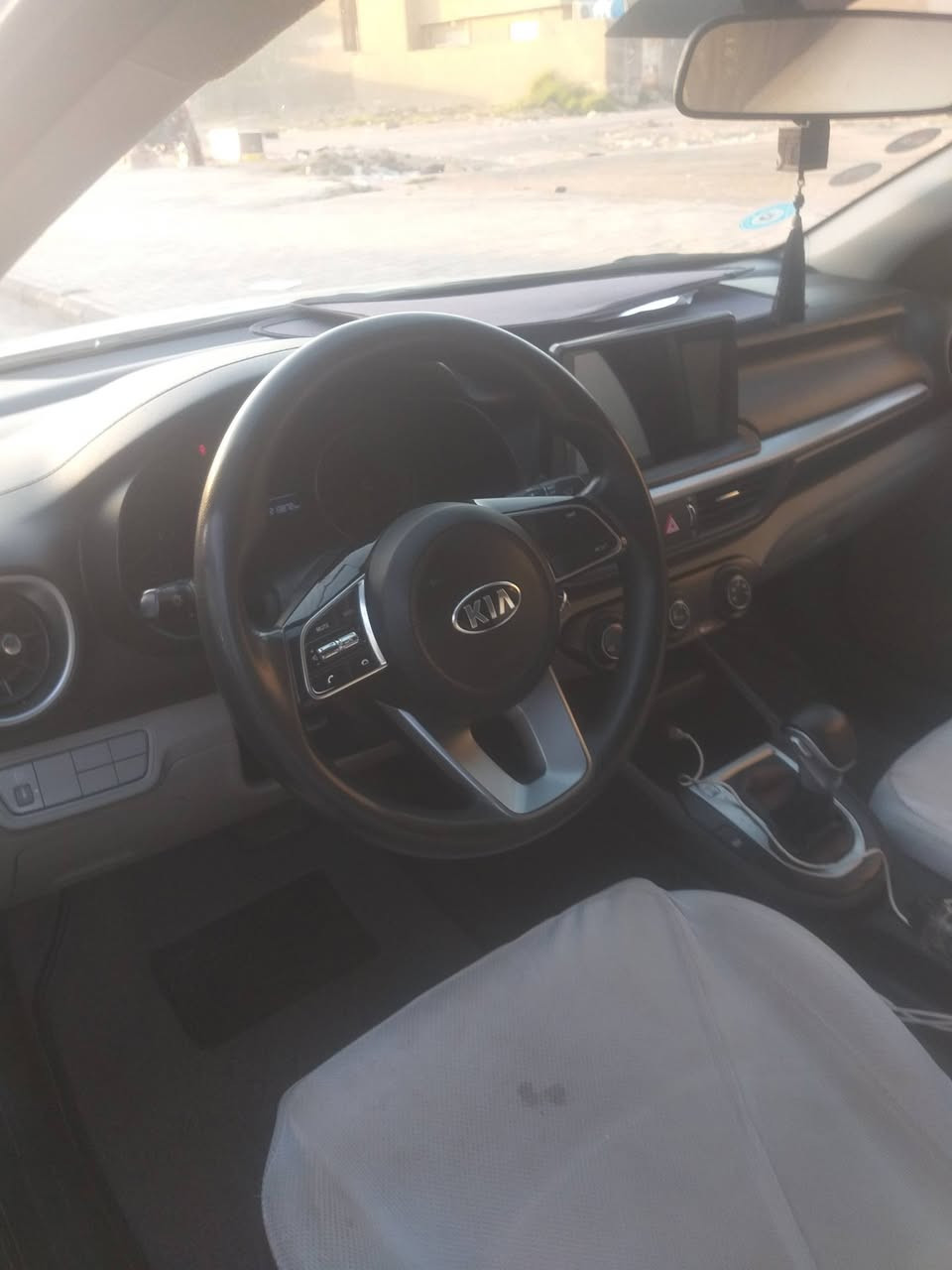 السلام عليكم 
كيا سيراتو موديل ٢٠٢١ مكفول بس بارد باب السائق
الاتصال بالرقم ***********
