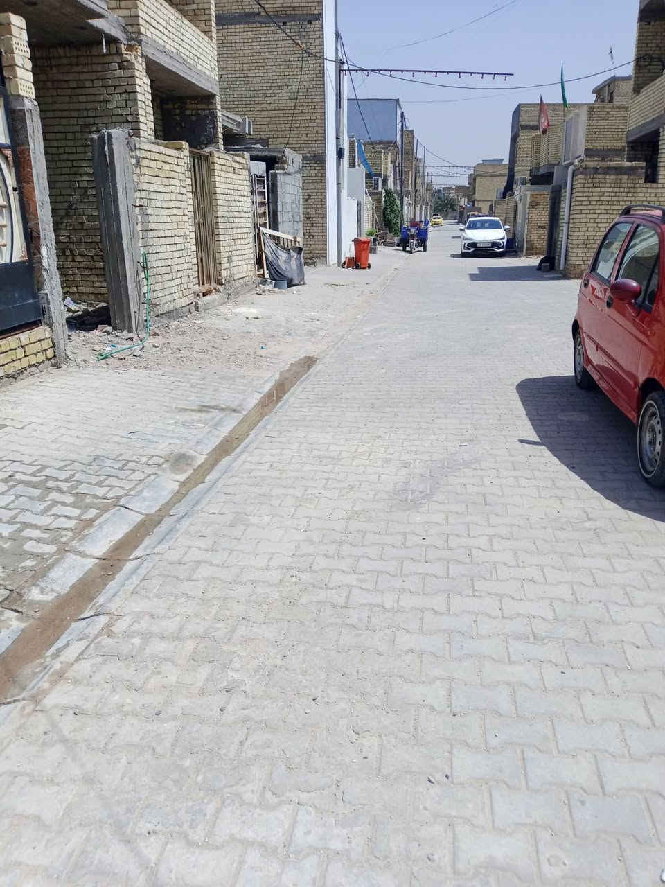 بيتين مساحة كل بيت 100 متر واجهة 5 ونزال 20 لكل بيت حوش استقبال صاله مطبخ ترك مطبخ حار حمام داخلي وخارجي غرفة نوم بيتونة مع مخزن سطحين لكل بيت نقص الدار بياض كاشي سيراميك فقط عرض الفرع 8 متر كامل خدمات ماء مجاري كهرباء مقرنص تبليط بصف البزل طابو زراعي سند 25 منطقة الشعب الغرير موبايل *********** خاص او واتساب
