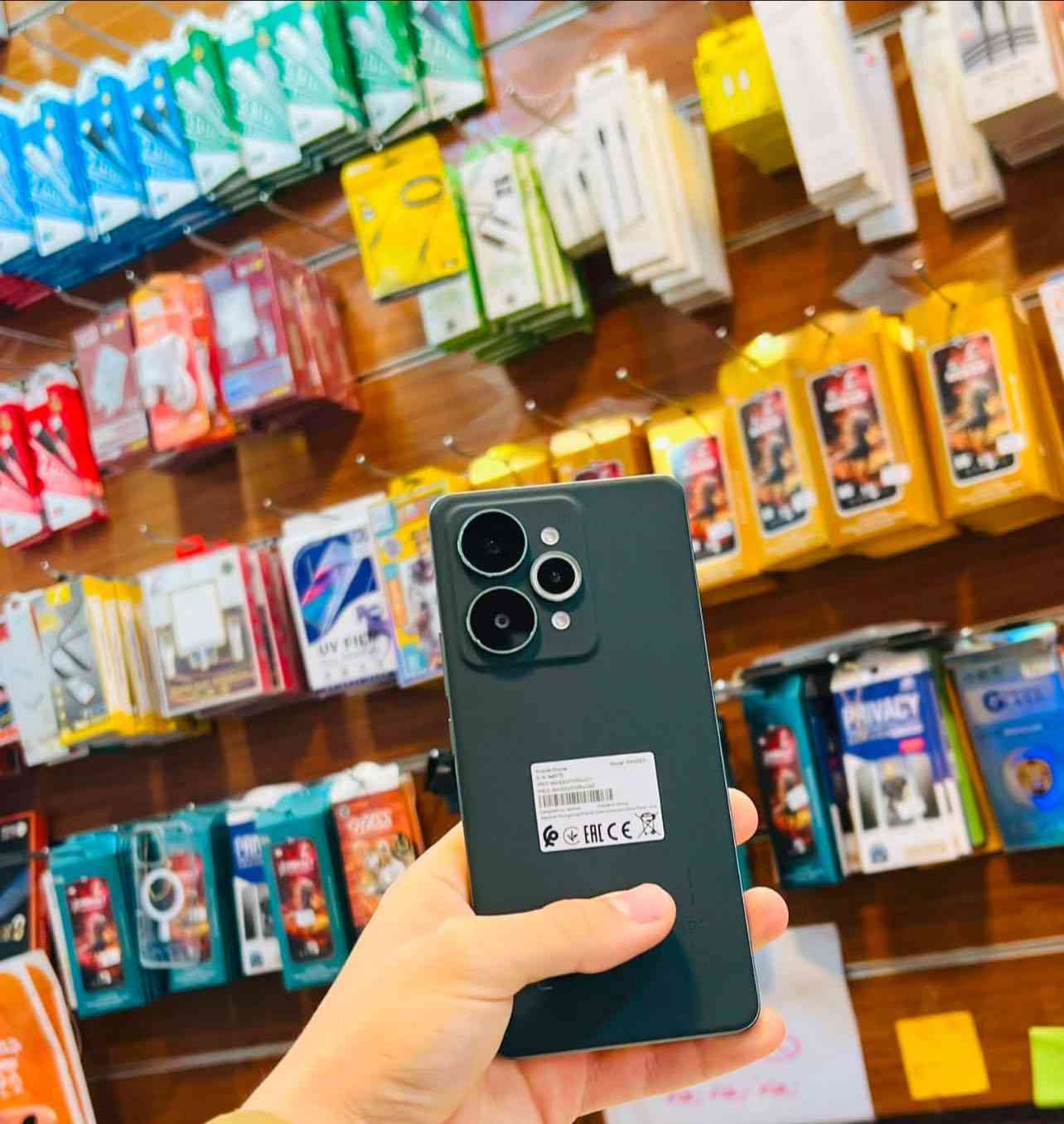 🔥 الوحش الجديد من ريلمي 🔥
📱 ريلمي 15 برو 5G – أداء خرافي وتصميم يخبل 😍

✨ مواصفات تخبل وتكسر السوق:

* 💾 ذاكرة 512 + رام 26 (ديناميك)
* ⚡ معالج Snapdragon 7 Gen 4 قوي وسريع
* 📸 كاميرات ثلاثية 50MP تصوير 4K احترافي
* 📱 شاشة منحنية 144Hz سريعة وناعمة
* 🔋 بطارية عملاقة 7000mAh تدوم وياك يومين
* ⚡ شحن سريع 80 واط
* 💎 تصميم نحيف وفخم ومقاوم للماء والغبار

🔥 جهاز للألعاب + تصوير + استخدام يومي بدون أي تعليق
💰 بسعر مناسب جداً ومنافس

📍 متوفر الآن حصراً لدى جمعية الشارقة
لا يفوتك العرض. 
للتواصل واتساب. 
***********
