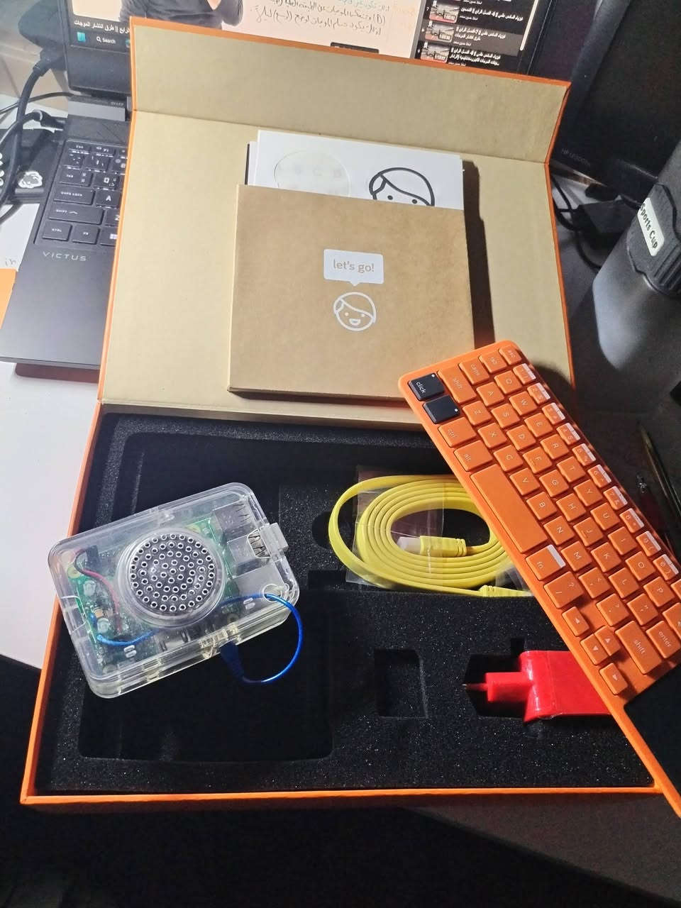 السلام عليكم حاسوب مصغر
 يفيد للدراسة والتصفح وتعلم اللغات البرمجية مثل بايثون وسي بلس بلس ومشاهدة الافلام وفتح الملفات والصور وملفات الـبي دي اف

*يدعم الربط على شاشة التلفزيون عبر الكيبل (موجود ويا بالعلبة)

*يدعم الأتصال بالـwifi

*يدعم البلوتوث

*يدعم فتح المتصفحات

*يدعم فتح ملفات الـPDF

*يدعم فتح الصور والفيديوهات والصوتيات (الوسائط) 

*يدعم الـTerminal

*4منافذ usp ومنفذ LAN

*رام 8 گيگا SD card

*ممتاز لتعلم لغات البرمجة مثل C++ و بايثون

(Raspberry pi 3 model B مجهز بنظام Pi OS)

<الجهاز كامل مع كافة ملحقاته من كيبورد بماوس و كيبل HDMI وشاحنة وعلبة وكتيب تعليمات وملصقات مثل ماموضح بالصور>

بكت كانو، يستخدم للبرمجة او التصفح او الاستخدام  العادي وايضا بمشاريع التخرج التقنية والبرمجية والـ IOT ومشاريع الروبوتات الخ.. (الجهاز معروف يم الهواة واصحاب الاخصاص والي يحب خل يبحث عنه وعن امكانياته) وايضا تكدر تحمل علي نظام كانو التعليمي للأطفال (نظام لتعليم الاطفال عن البرمجة وتعديل الالعاب برمجيا الخ..) وكذلك نظام لينيكس

السعر: 50 الف وبي مجال

مكاني سبع البور/منطقة 4000 (للأسف لايوجد توصيل) 

واتساب ***********
