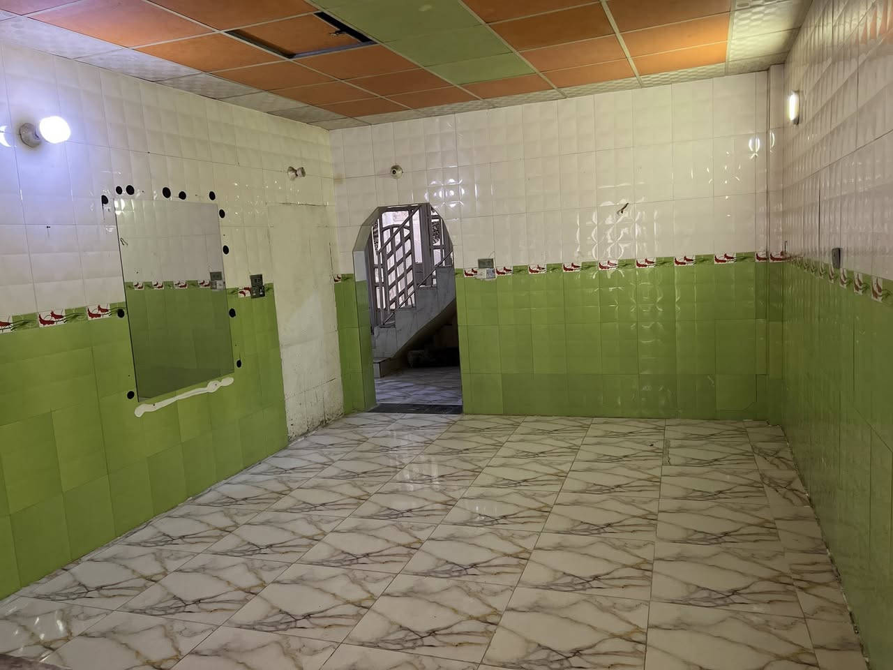 مشتمل ارضي للايجار حي الجزائر غرفة وصالة ومطبخ وجموع صحيات نضيف الماء والكهرباء على صاحب العقار للاستفسار ب٣٠٠ للاستفسار ***********
