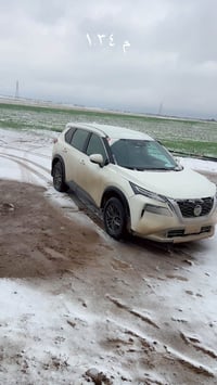 نيسان روج2021 محرك 2500تنفس طبيعي💯 فئه س وارد امريكي حادث مرفق مع الصو...