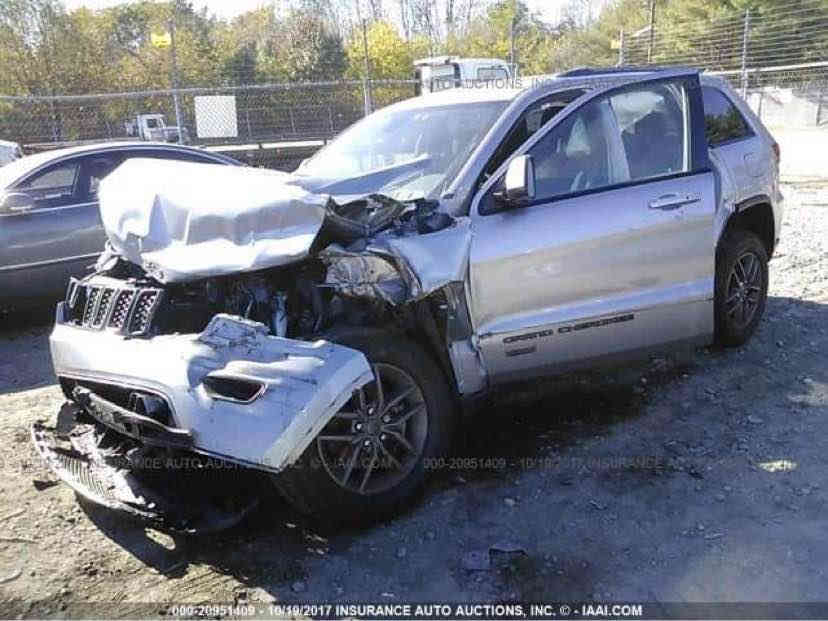 السلام عليكم 
جيب 2016   
شيروكي لمتد  فول
بيها ٥ قطع صبغ ابيعلك حزام علمود ما اتفاشل وياك   
ماشية٩٠ الف  
المواصفات فوول  :
محرك 3.6L  v6 
بانوراما فتحتين
اشاير بالمري
 ثلاث وضعيات قيادة 
ويل كب 
بصمه ابواب 
ستتم صوت رهيب مع دمام خلفي 
كشن السائق خزن ميموري
هيترات بالكشنات 
حساسات أمامية وخلفية 
توقف ذاتي عند الخطر  
لايت لد 
 كشافات لد 
قيادة ذاتيه مع كروس سرعة 
 شفتات بالستيرن مع تدفئة 
 تشغيل عن بعد 
 الصندوك شفط كهرباء
تخم تاير جديد 
جميع الكشنات كهرباء 
السعر ١٦٠٠٠ ومجال بسيط
اتصال او وتساب *********** بغداد
