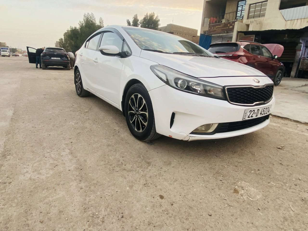 للبيع او مراوس كيا سيراتو 2017محرك1600
نص فول 
بيها جاملغ امامي مبدل وبيها قطعتين رش بدون دواخل 
سياره نضيفه وجاهزه 
السعر117وبيها مجال 
مكان سياره دوره 
***********
