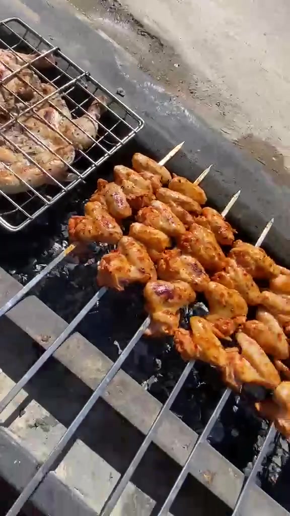> أهلنا وناسنا الطيبين بحي دراغ والمناطق المجاورة 🍗🔥
> حبينا نبلغكم إنو أوقات العمل بمطعم سموكاية تغيرت وصارت أطول حتى نكون بخدمتكم وتدللون علينا!
> من اليوم، راح نكون مفتحين ونستقبلكم يومياً:
> ⏰ **من الساعة 10:00 صباحاً ولحد الساعة 1:00 بالليل**
> تفضلوا يمنا بأي وقت، الدجاج الشوي على أصوله والريحة الصدكية تنتظركم! ❤️
> 📍 **العنوان:** بغداد - حي دراغ - قرب أفران حي دراغ - مقابل جامع الحاجة دلال.
> 📞 **للحجز والاستفسار:** ***********
