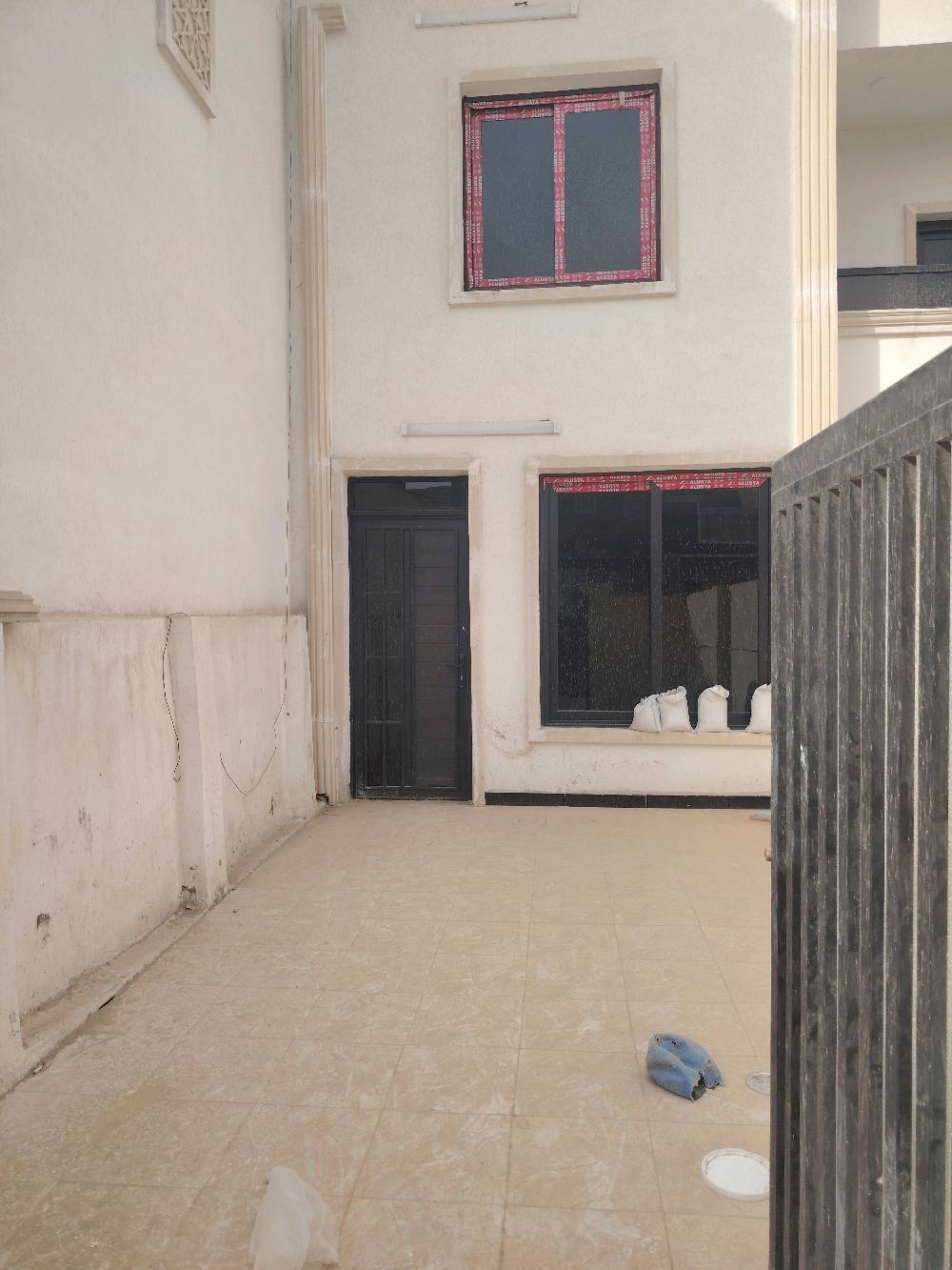 🏠 دور سكنية  للبيع (عدد 2) 🏠
بيع مستعجل 
الموقع: بغداد - حي التراث - محلة 300 تراث الخامسة 
​المساحة: 100 متر مربع لكل دار (بناء متكامل الخدمات)
​📌 تفاصيل وتصميم الدار:
​الطابق الأرضي: استقبال واسع + مطبخ + غرفة نوم + مجموعات صحية.
​الطابق الأول: غرفتين نوم + مجموعات صحية.
​الخدمات: كاملة وجاهزة للسكن فوراً.
​📞 للاستفسار والمعاينة، يرجى الاتصال على الرقم: [***********
***********
واتساب متوفر ]
السعر 140
