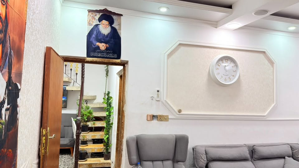 السلام عليكم 
بيت للبيع المساحه ١١٠ ركن
واجه ١٠
نزال ١١
يتكون البيت من صاله وهول وغرفه  نووم ومطبخ
وطرمه  وبيتونه كبيره وسطح  كبير 
للاستفسار الاتصال على هذا الرقم
***********
