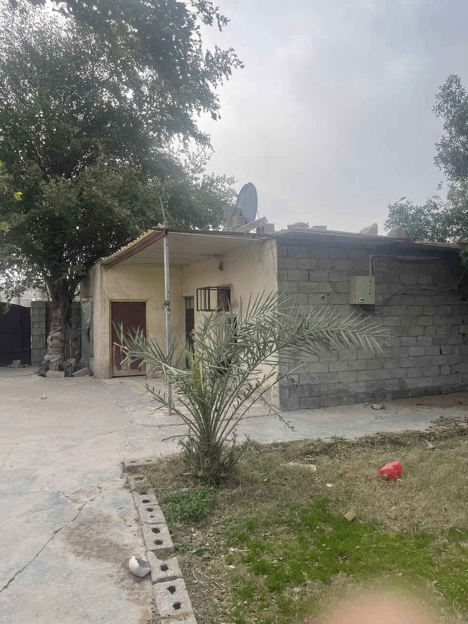 بيت تجاوز للبيع كامل خدمات ماء وكهرباء ومولد وتبليط على شارع العام السندباد مقابل معمل الاسمنت جهة معسكر الرشيد بسعر مناسب جدا سقف سندويج بنل مساحه 300 متر مساحة البناء 110 متر للتواصل ***********
