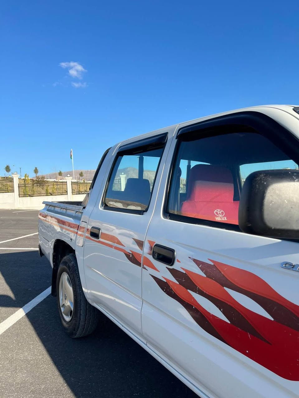 تويوتا محسن داخل سور ١٩٩٨  
وزع شريكه سياره كه له ك باقژه جديد جديده نمونه ي جوانيه 
 دوو بوست صبغ بئ داخلي ٥٠٠  دولار غورامه سر به ر هين كوشتن  رقم دهوكه  
*********** دهوك, العراق
