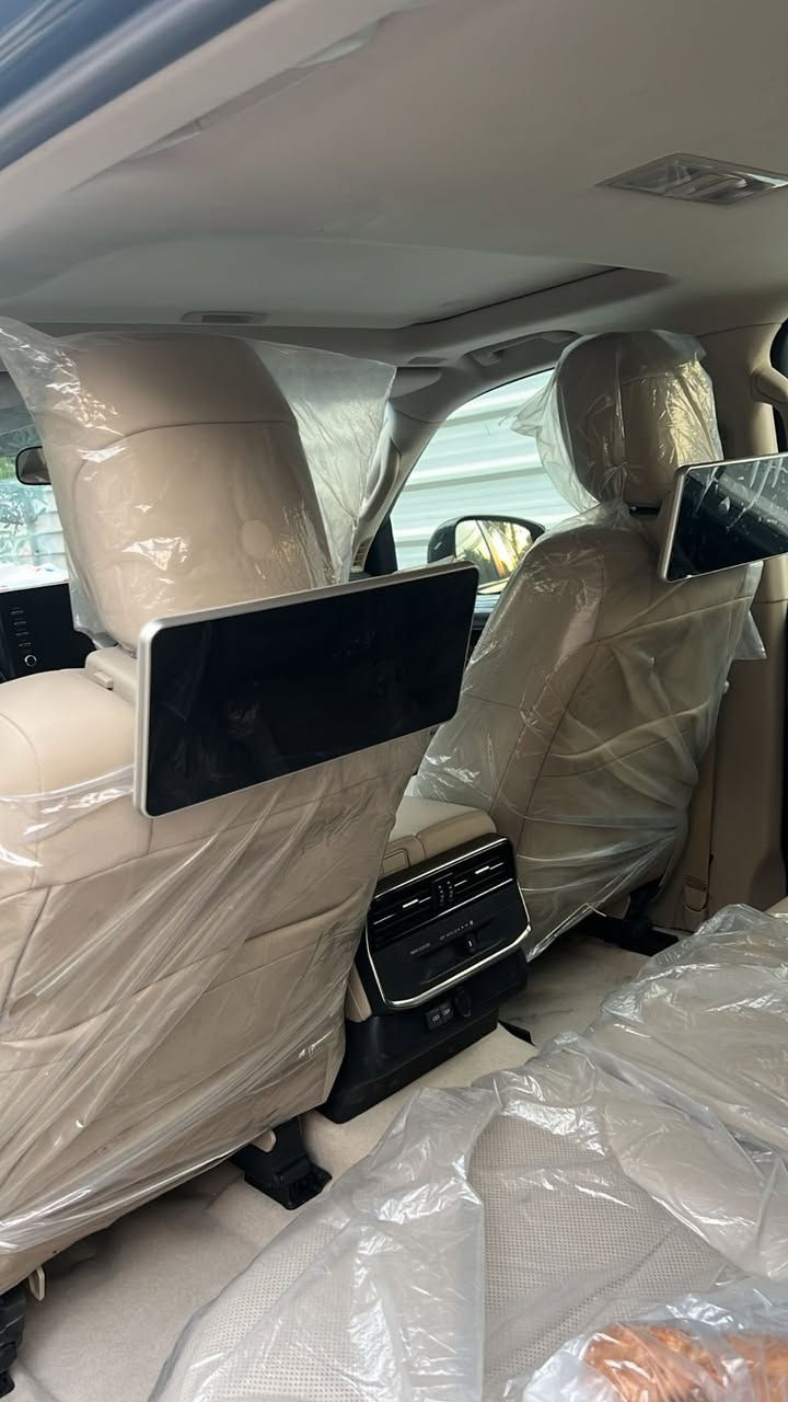 لانكروز موديل 2024 ماشيه 33 لف مكفوله من الضربه والبارد  مكينه وكير مكفوله سياره بيها شغوط ناعمه بالباب كلش خفيفه سياره بلاك ***********
