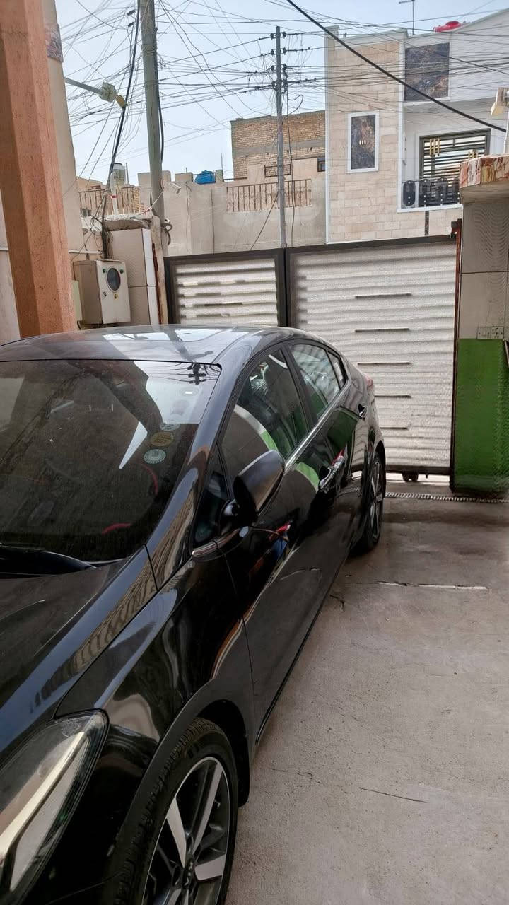 مشتمل للبيع
حي الجهاد خلف مطعم ريلاكس سابقا 
التفاصيل الواجهة ٥ النزال ٢٠
كراج كبير 
صالة ٦×٥  مطبخ ٦×٥ صحيات 
غرفتين بالطابق الثاني 
للأستفسار الاتصال ع الرقم 
***********
