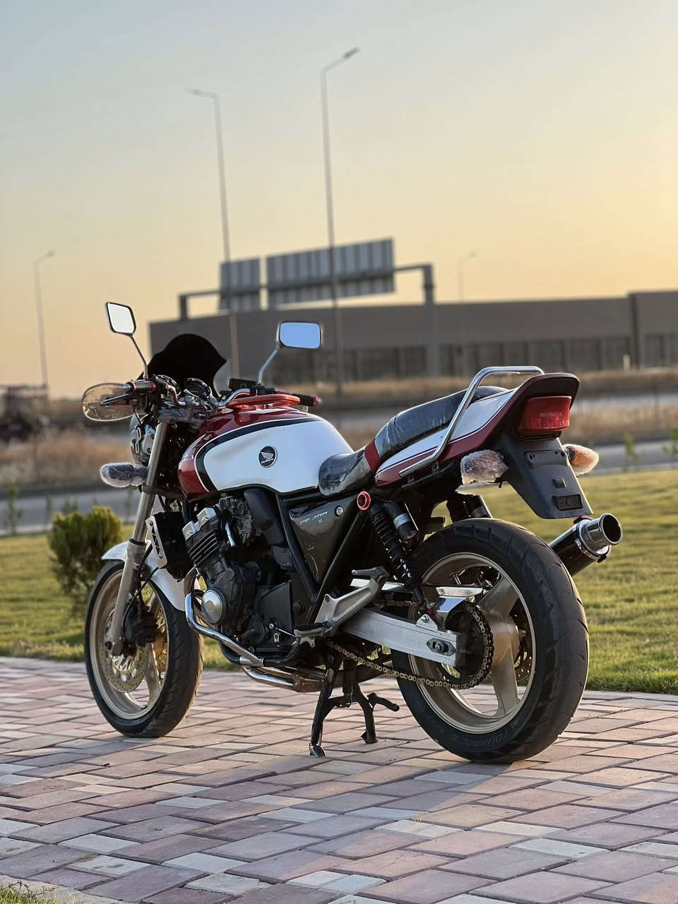 Cb400 مۆدێل 1998
مەکینە کەپسە بێ سبووغە مانتۆرەکە بەس ماشاءاللە دەوێ لە جوانی و قوەت شوێن هەولێر


**إذا كنت صاحب هذا الإعلان وتريد حذفه لأي سبب، رجاءا أرسل رسالة إلى الدعم الفني**
