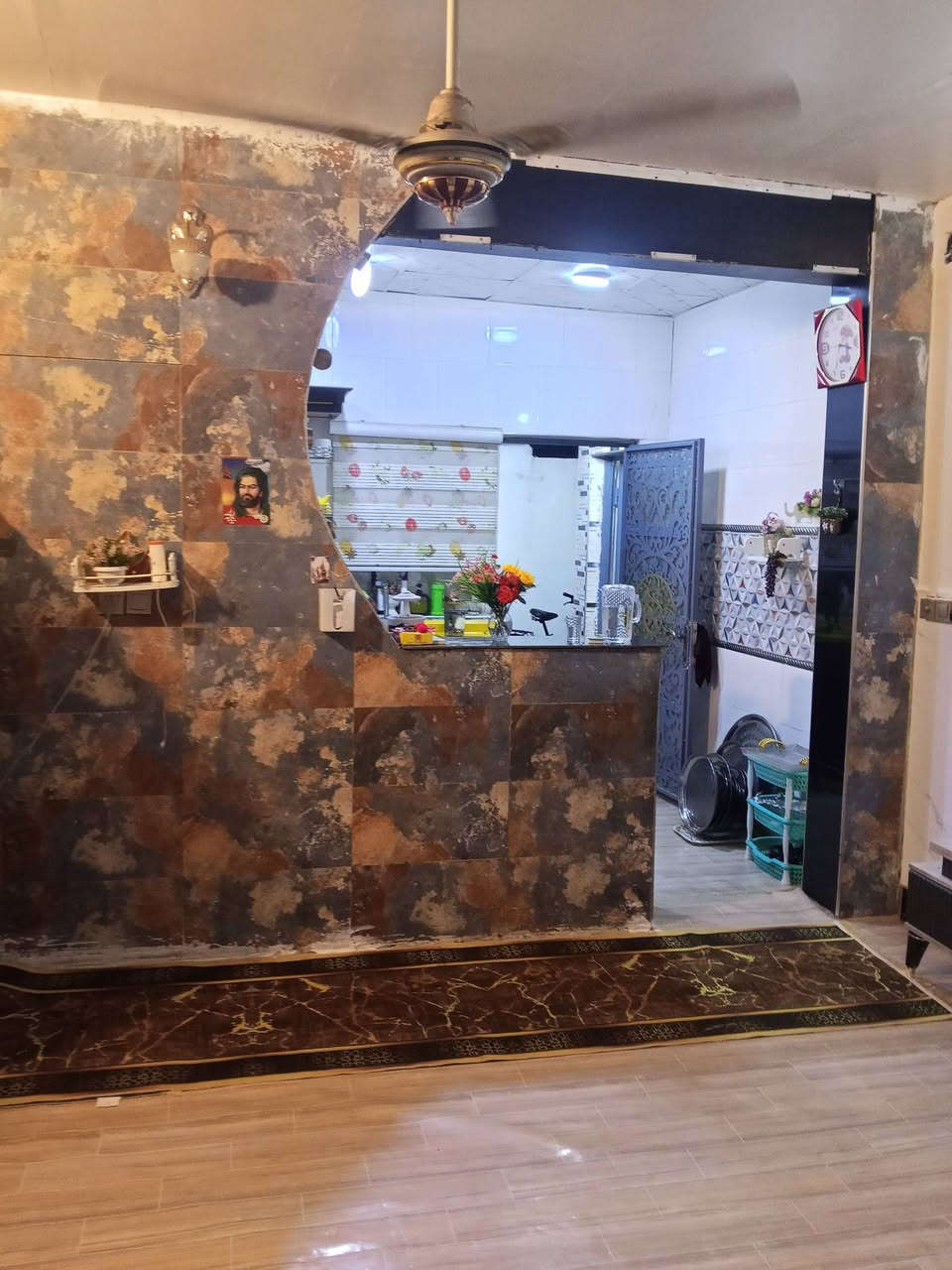 البيت للبيع با الكادميه المساحه 100م مربع قرب شارع العام يحتوي البيت علا غرفه نوم و صاله و مطبخ و براني وصحيات خارجية و داخليه اللاستفسار مراجعة مكتب سلام الجبوري الاتصال ***********
