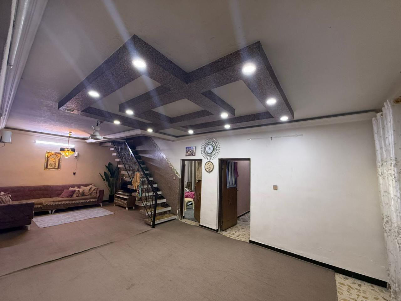 🏠 منزل راقٍ وواسع للبيع في منطقة شهداء السيدية 🏠
فرصة مميزة للسكن والاستثمار! نعرض لكم بيتاً متكاملاً بمواصفات ممتازة ومساحة واسعة تلبي تماماً احتياجات العوائل الكبيرة، في واحدة من أرقى وأهدأ مناطق العاصمة.
• المساحة الكلية: 300 متر مربع.
• الموقع: منطقة شهداء السيدية (موقع استراتيجي وقريب من كافة الخدمات).
✨ تفاصيل وتقسيم البيت:
• الطابق الأول:
• هول داخلي واسع ومريح للمعيشة.
• غرف نوم عدد (2).
• الطابق الثاني:
• هول داخلي إضافي.
• غرف نوم عدد (4).
• الخدمات الخارجية:
• يحتوي البيت على حمام خارجي إضافي.

💡 المجموع: 6 غرف نوم واسعة توفر الخصوصية والراحة التامة لكل أفراد العائلة.

📞 للاستفسار والشراء:
للمزيد من التفاصيل أو لترتيب موعد لمعاينة البيت على أرض الواقع، يرجى الاتصال مباشرة على الرقم التالي:
ابو ادهام***********
