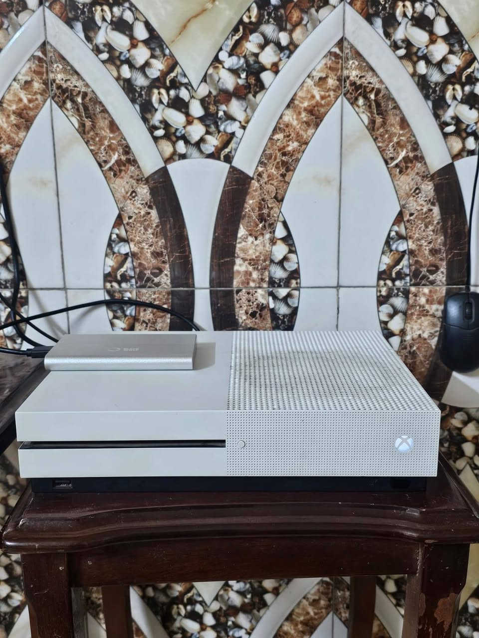 السلام عليكم اكس بوكس وان اس مستخدم شهرين ما مفتوح نضيف بنسبه 95 نسخه 512 GB وياه هارد 1 تيره و يدتين كيم سير و يوبي اس وقرص روكت ليك سعره 350 الف وبيه مجال ***********
