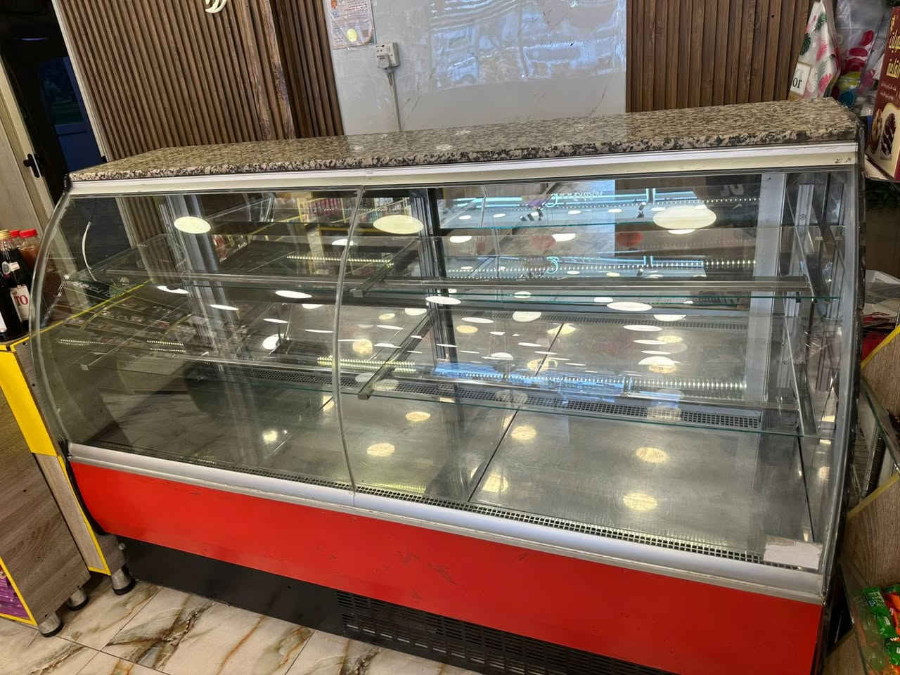 سلام عليكم 
عندي براد نوع تركي 
قياس ١٨٠
نضيفه جدا 
لعنوان بغداد
***********
سعر ٨٥٠ الف
