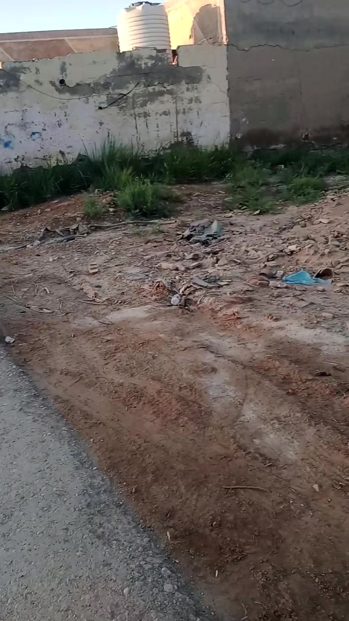 ***********
قطعة أرض للبيع مساحة 170 خلف المحطة الغاز مقابل 2000
