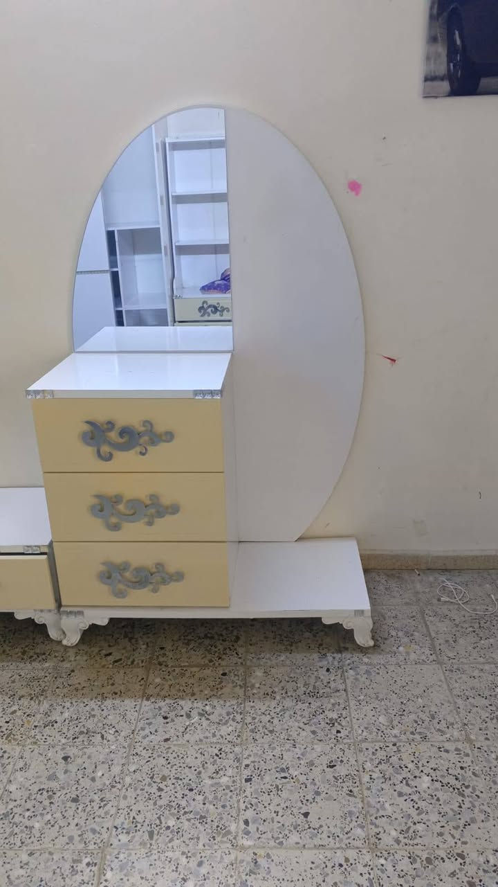 غرفة نوم تركي سرير عدد 2 ست قطع بعض القطع يرادلها براغي ترتيب قليل مكان الميثاق سعر 200 وبيها مجال***********
