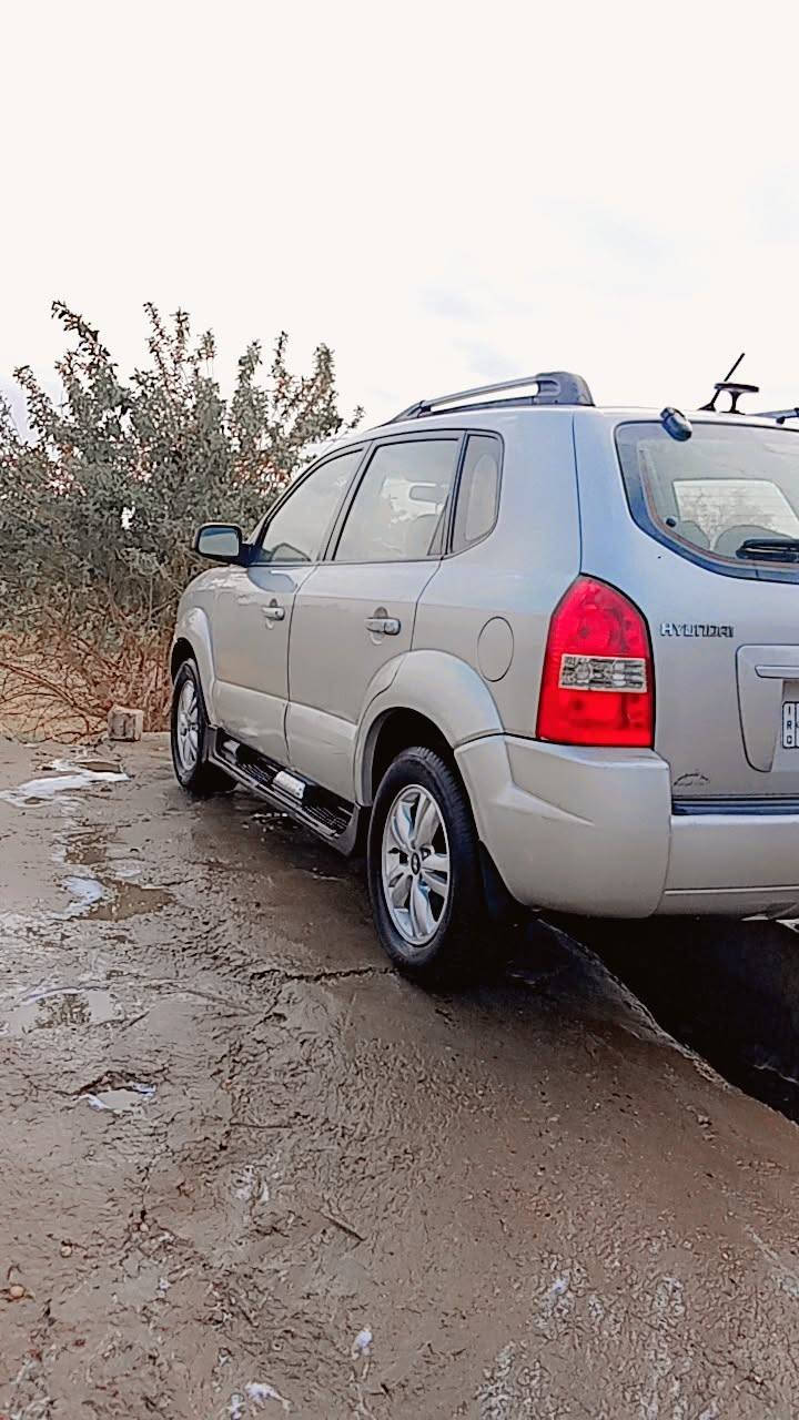 سلام عليكم  سياره توسان مديل 2009السياره خليجي حلوه السياره بيه تبديل جاملغ البصف السايق مو ضربه اشخوط و بدلته  ولباقي كفاله السياره  لون السياره رصاصي رقم السياره بغداد الانكليزي الجديد السياره  حلوه  ونضيفه السياره داخل بيجي بيه. شاشه وكامره تبريد ثلج السياره  مكينه( 2000)   سعر السياره 115 وبيه مجال حك الجيه  هاذه رقمي تصل ‏‪0780 445 7947‬‏
