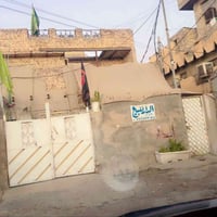 نص قطعه للبيع ركن بناء قديم تعتبر تفليش وتصلح للسكن خلف مدرسة الكرامه ...