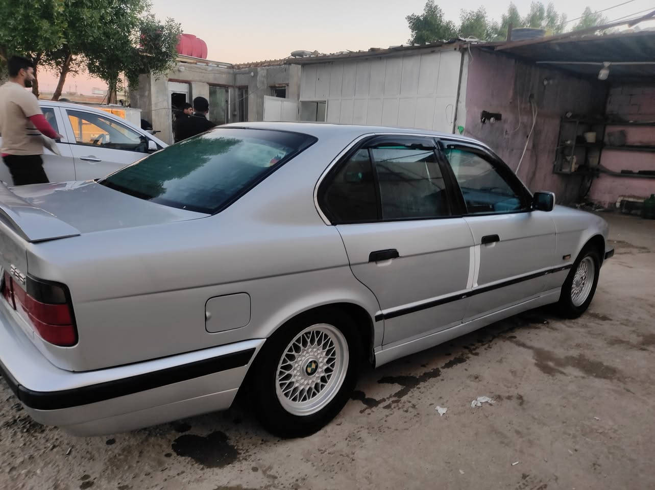 السلام عليكم بئم 525 مسكر فانوس موديل 90 سنويه لل27 بجم عريض اصل بليته وسنويه لايت زنون حداديه كير مكينه علشرط كهربائيات واير جطل ما بيهن شاشه كامله دمام خلفي غرفه جديده دبل ارباك سياره مكان سياره حله بابل مركز مدينه وسعره 70 اخوان مو شراي رجأن لا يكلي جايك وموضح مقاطع للسياره ومقاطع للمكينه داخل منشور.   *********** بي وتساب رقم
