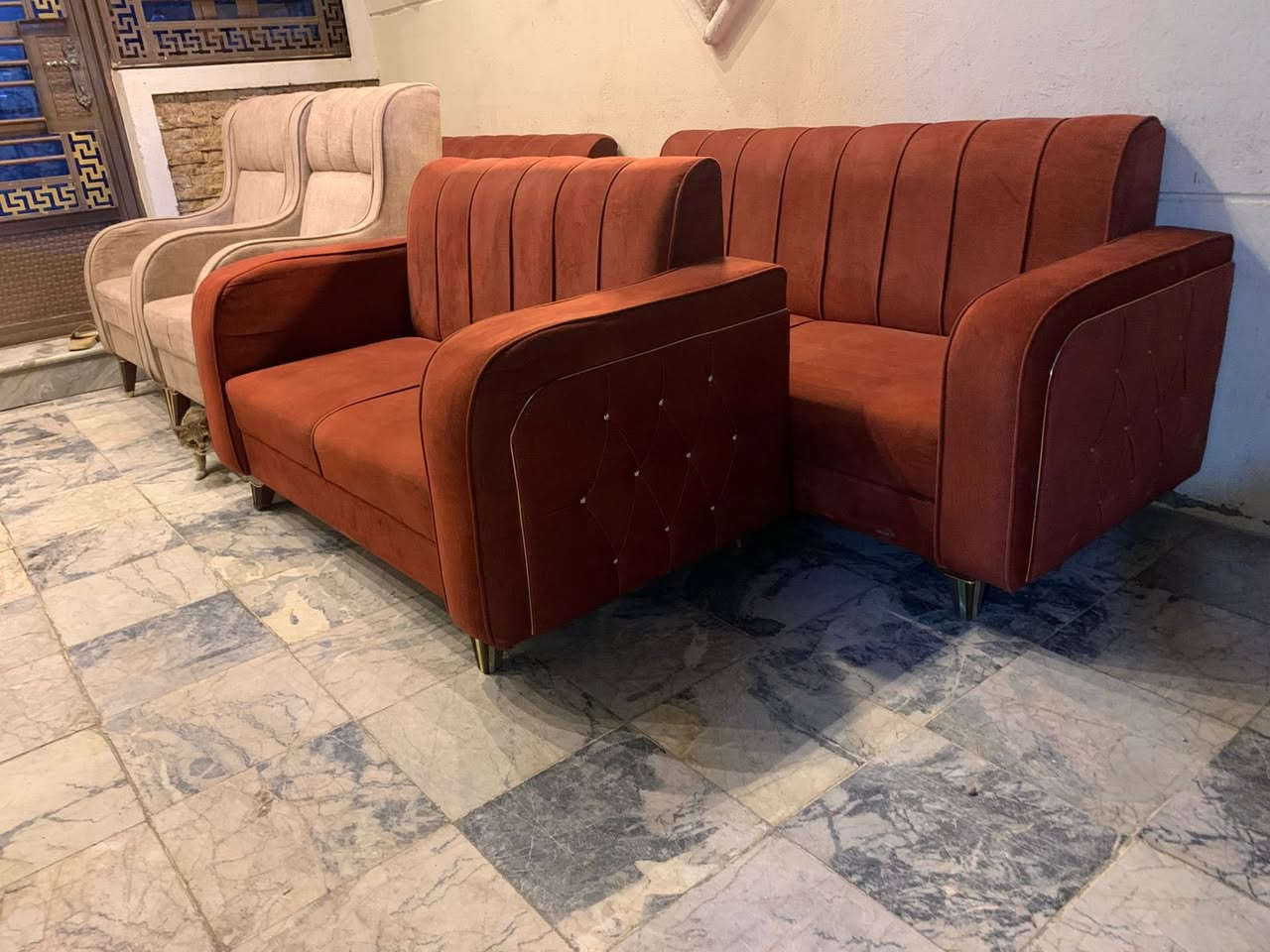 اترخص من مدير محترم تخم قنفات 10 مقاعد تفصال والله العظيم درجه اولى خشب بلوك تصميم تركي لونين نضافتهه 100‎%‎ يتكون من قنفه كبار 2 + قنفه وسط + 2 كراسي السعر 250  رقم هاتف *********** بغداد مكلفه بالنشر اتصال فقط
