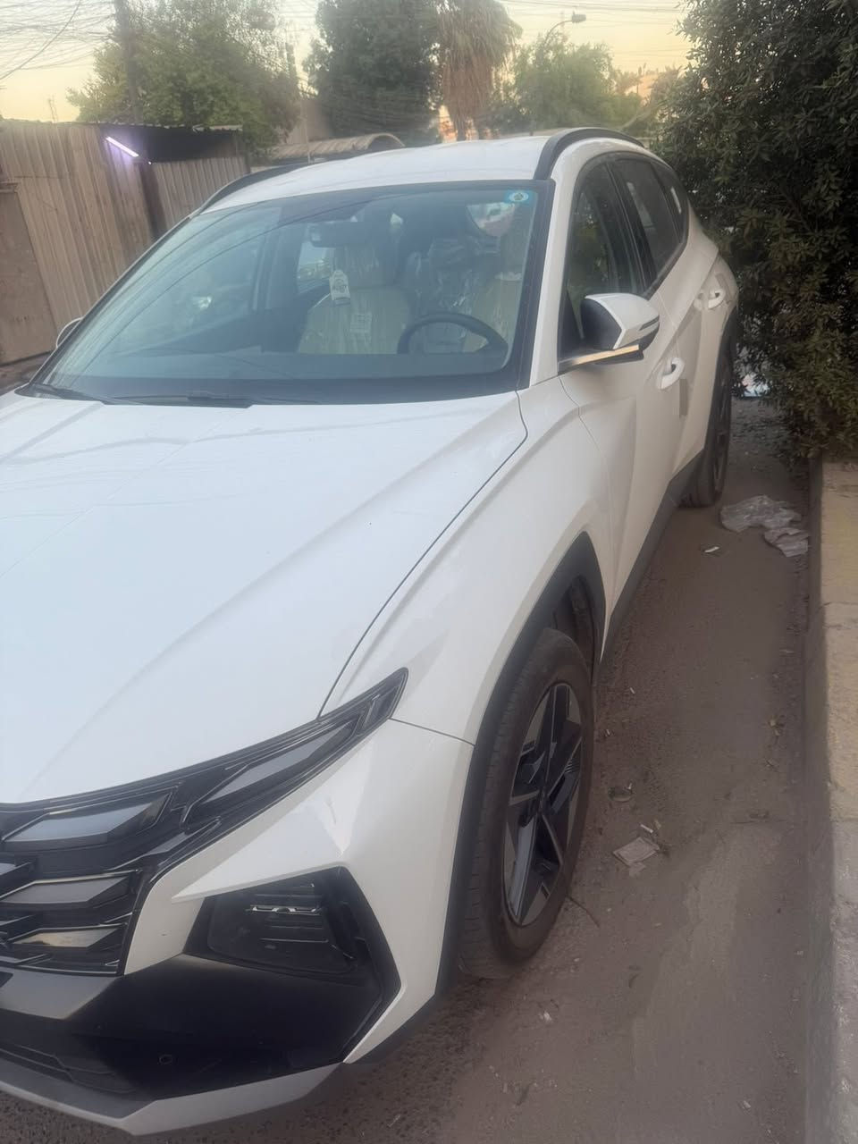 توسان ٢٠٢٥ زيرو خليجي . ضمان شركة الأولى ٥ سنوات . مرقم بغداد وثاني يوم التحويل . مواصفاتها فوول عدا الفتحة 
محرك ٢٠٠٠ 
بصمة  وتشغيل عن بعد 
كراسي كهرباء 
صندوق كهرباء 
ويل ١٩ 
بردات خلفية 
شاشة كبيرة متصله 
تبريد خلفي 
مانع انزلاق ومانع انحدار 
مري ترحيب وشفط 
شاحن واير لس 
هاند بريك بصمة 
اوتو هولد 
حساس أمامي وخلفي 
كامرة دوارة 
حساس تاير 
دشبول دجتال متغير 
لايت زنون متحرك 
داخل ابيض 
فول تحكمات استيرن 
ايرباكات 
السيارة زيرو ماشيه 12 الف  رقم السياره بغداد 

السعرخاص
*********** مكان السيارة بغداد الكاظميه
