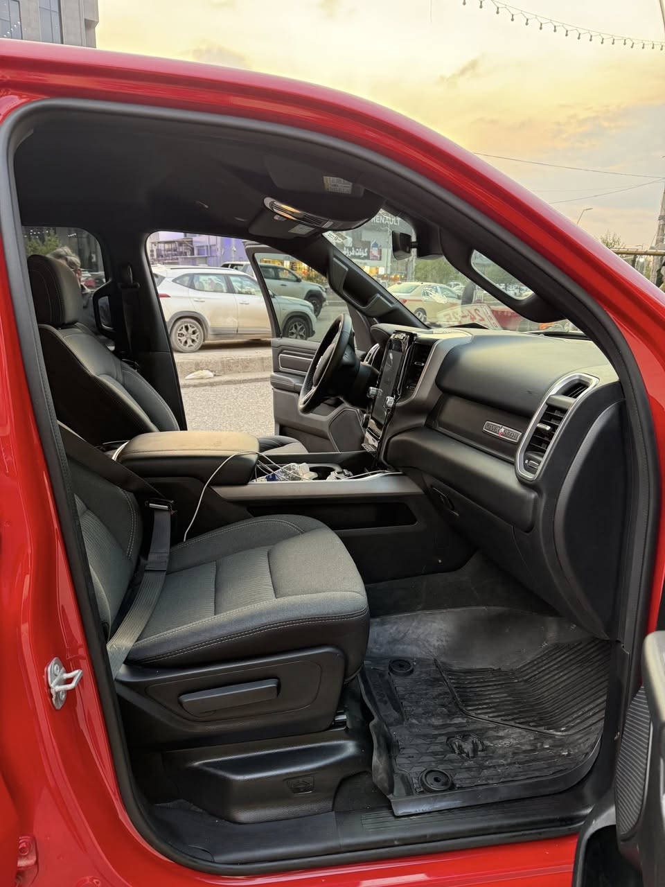 السلام عليكم اخوان
دوج رام لون ستار ٢٠٢٤ اللون احمر
ماشية ١٥ وقابلة للزيادة 
مكينه ٥٧٠٠ هيمي
مكينه وكير مكفولات
حادث موجود بالصور بدون دواخل و بونيد مبدل نفس اللون
مواصفات اللون ستار
رقم كاتي دخول جديد 
 السعر ٣٢ الف وبي مجال بسيط
***********
